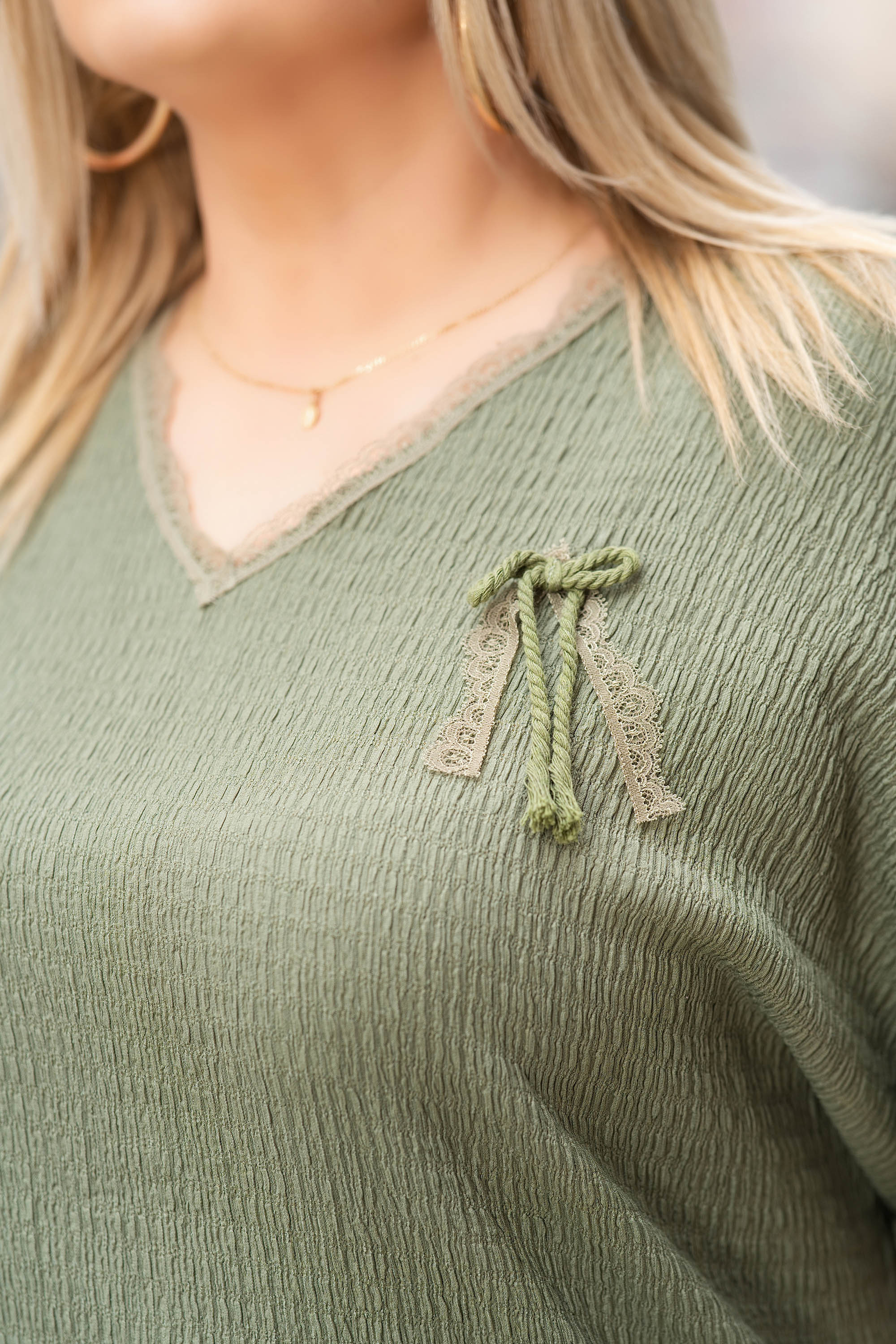 МАКСИ блуза в цвят милитъри с дантелен акцент и релефен принт