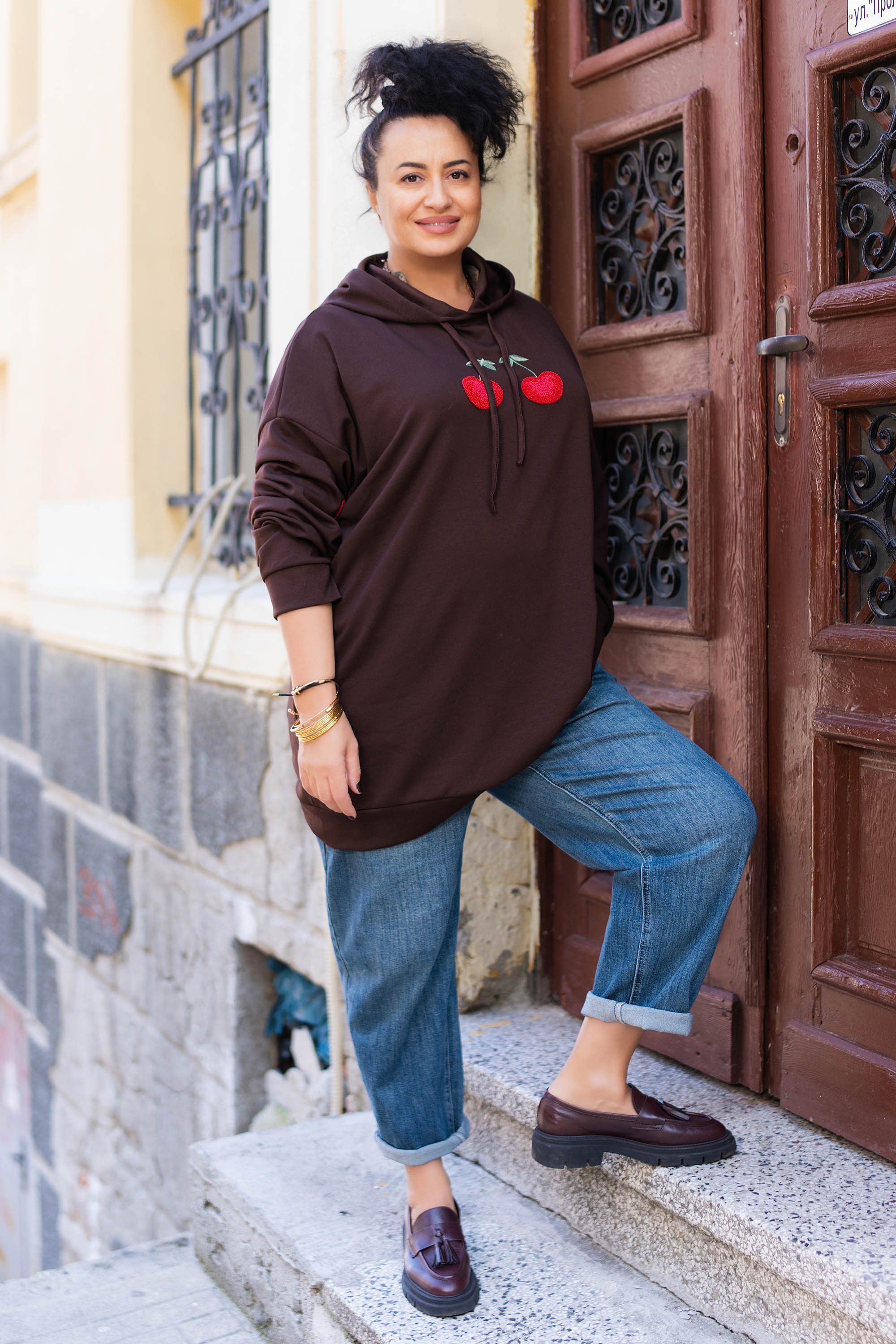 МАКСИ блуза в кафяво тип суитшърт с модерна апликация с черешки