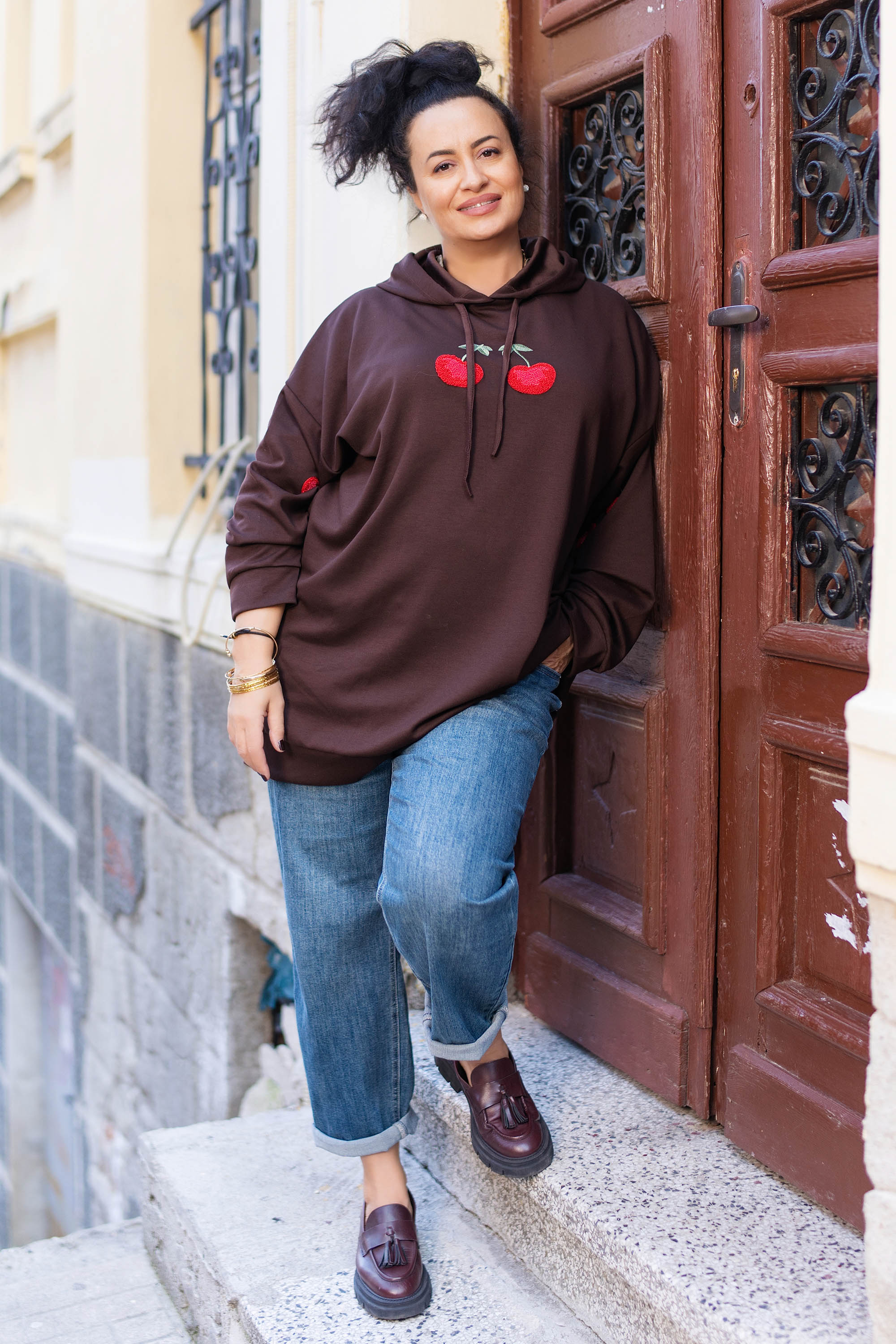 МАКСИ блуза в кафяво тип суитшърт с модерна апликация с черешки