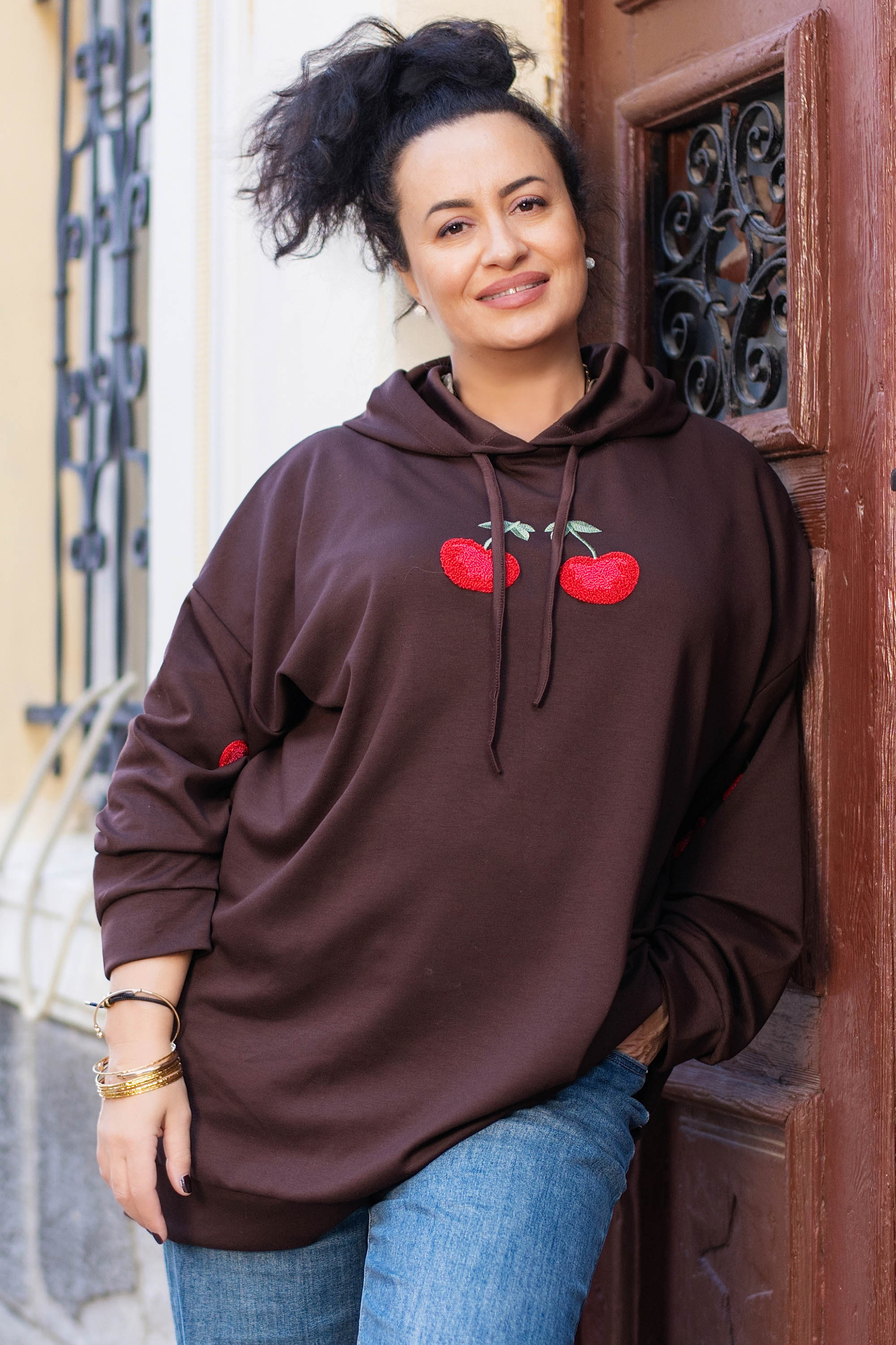 МАКСИ блуза в кафяво тип суитшърт с модерна апликация с черешки