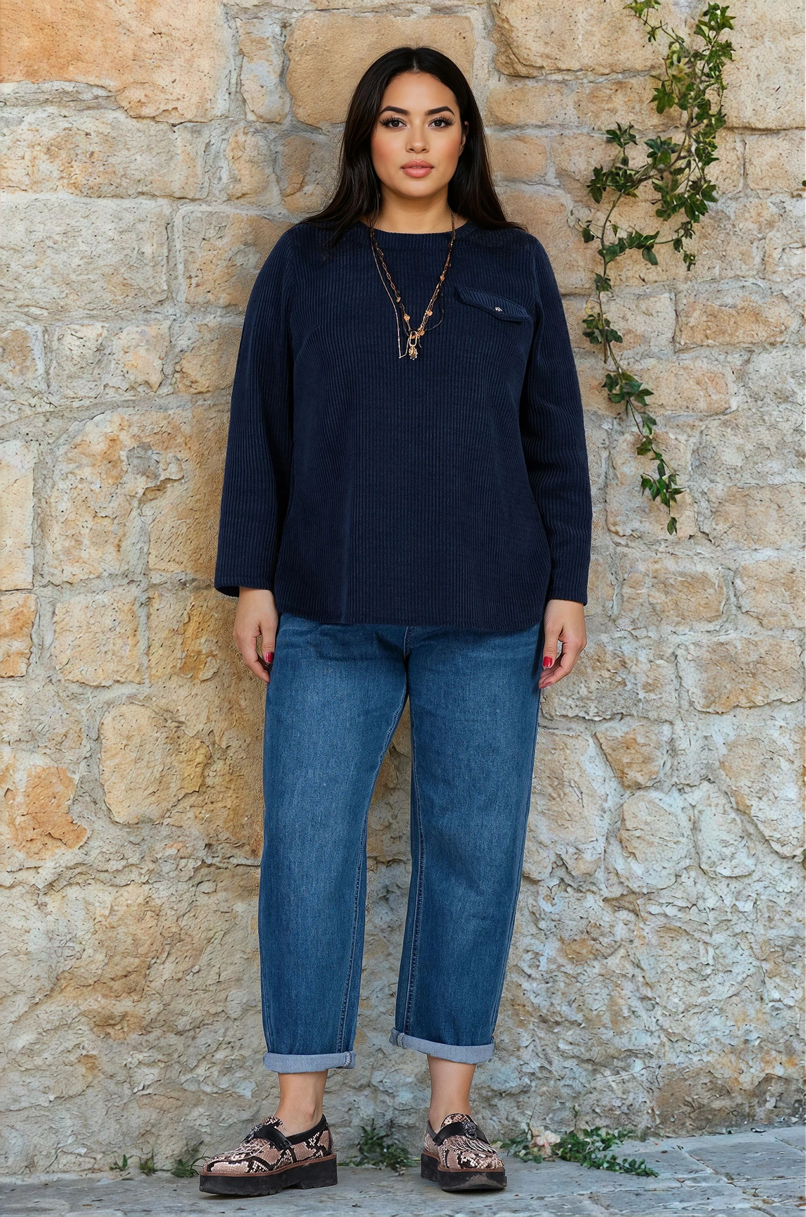 МАКСИ блуза в тъмносиньо от плътна релефна материя с декоративен джоб с капак