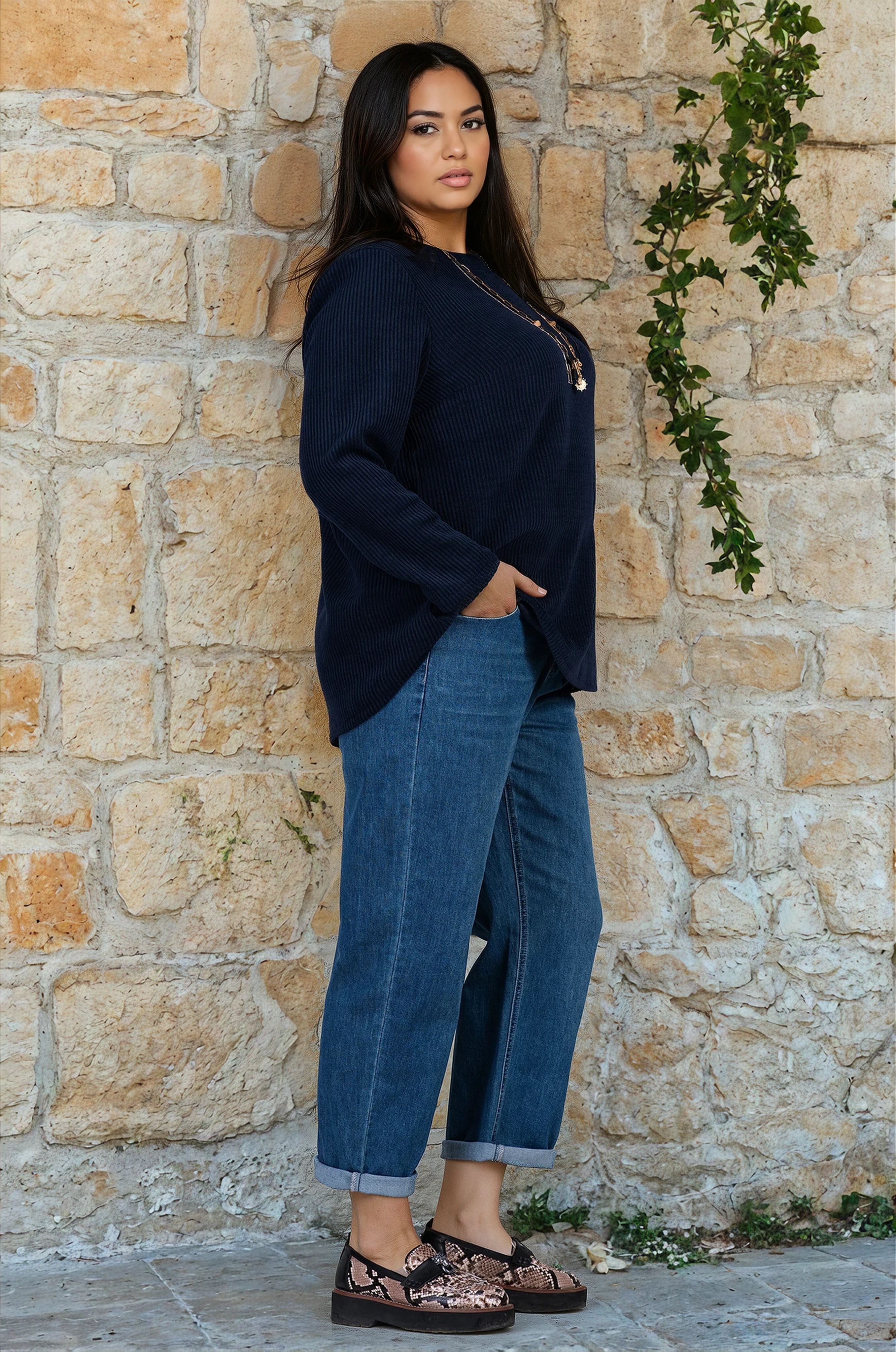 МАКСИ блуза в тъмносиньо от плътна релефна материя с декоративен джоб с капак