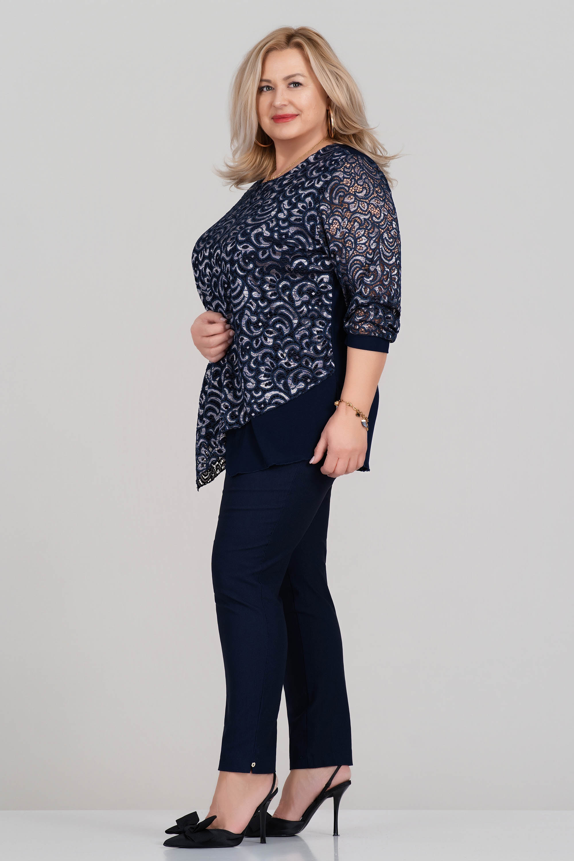 Макси блуза в тъмносиньо с ефектна дантела и асиметрична дължина