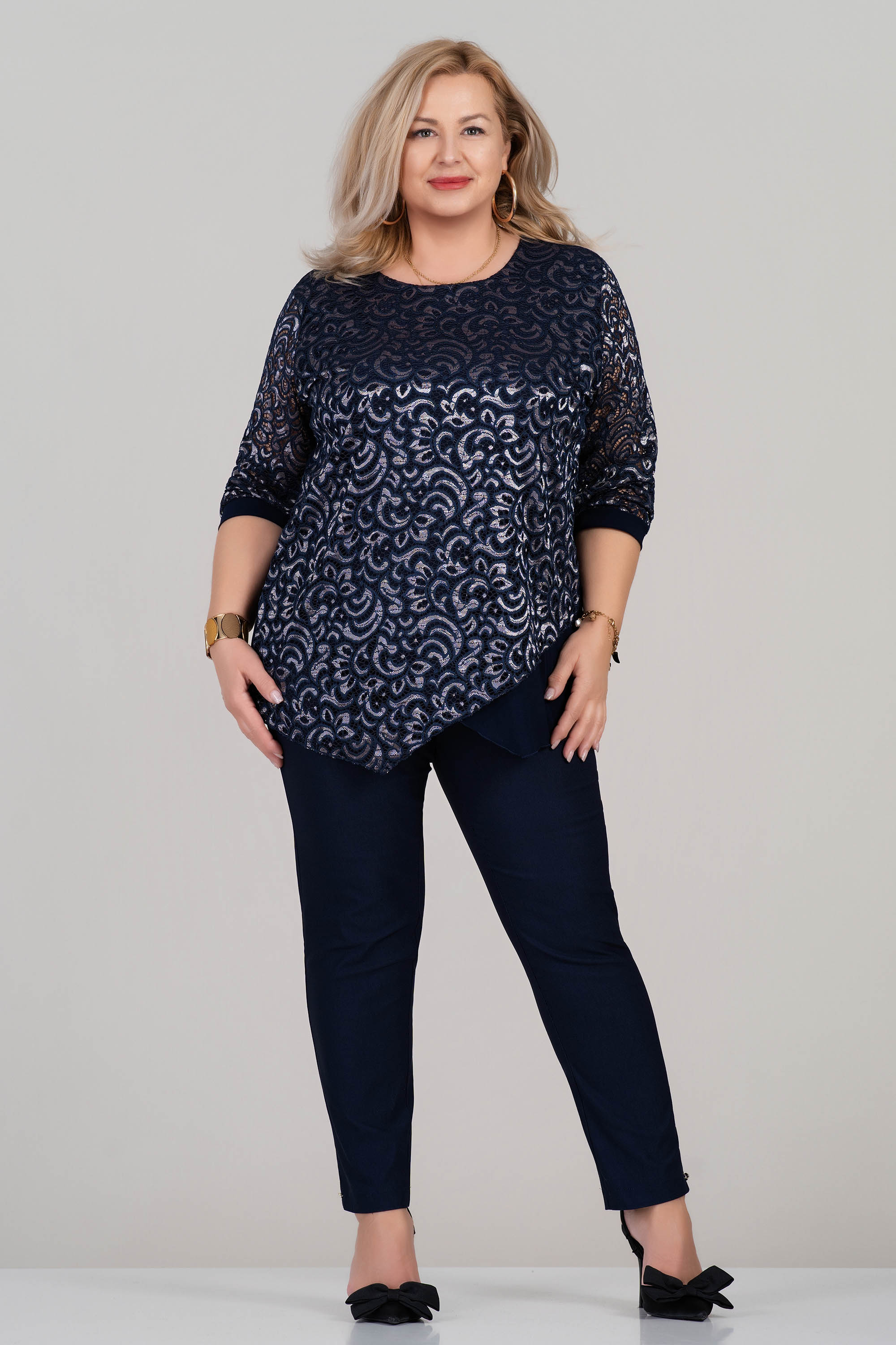 Макси блуза в тъмносиньо с ефектна дантела и асиметрична дължина