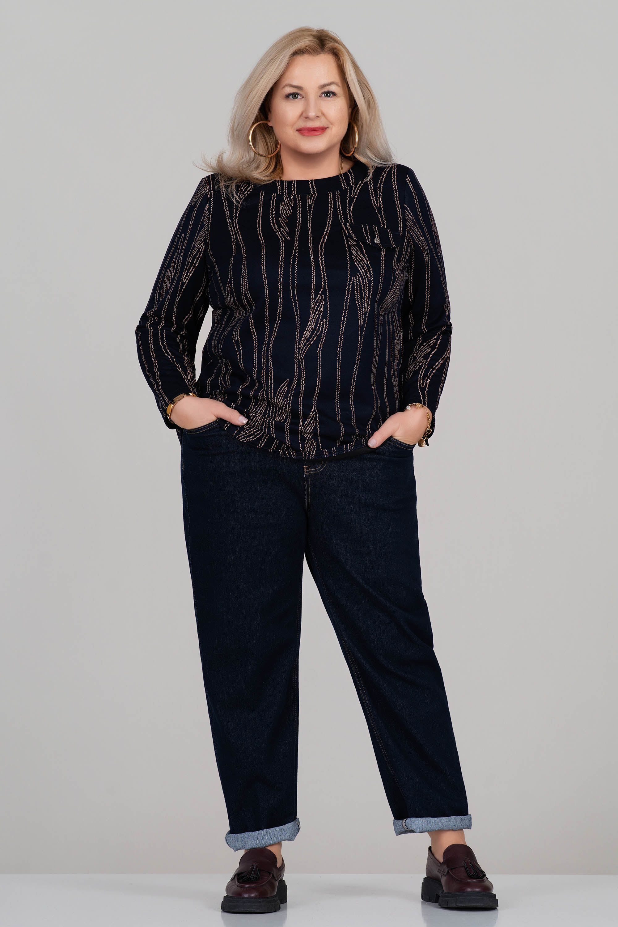 Макси блуза в тъмносиньо с контрастен десен и декоративен джоб