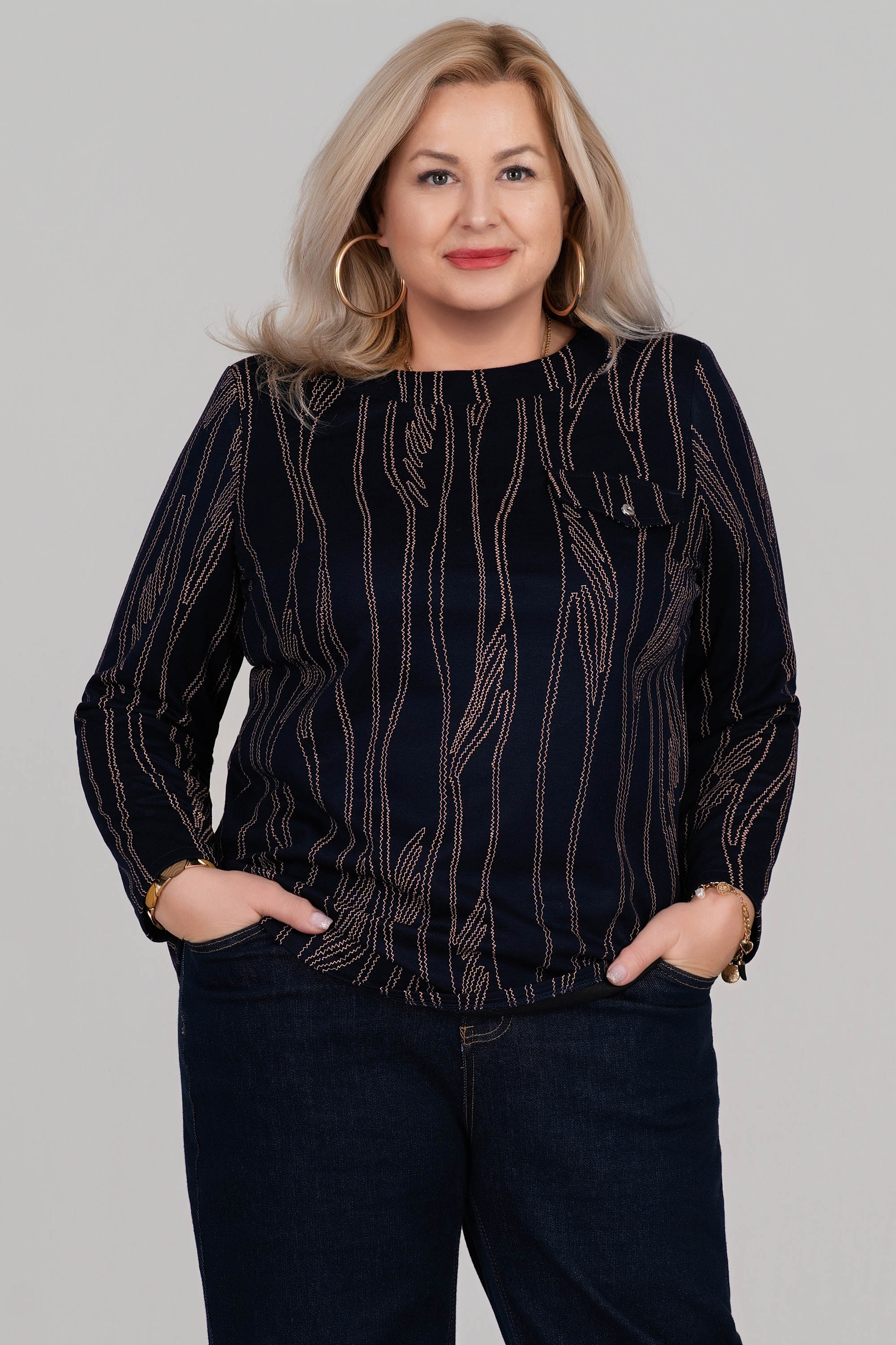 Макси блуза в тъмносиньо с контрастен десен и декоративен джоб