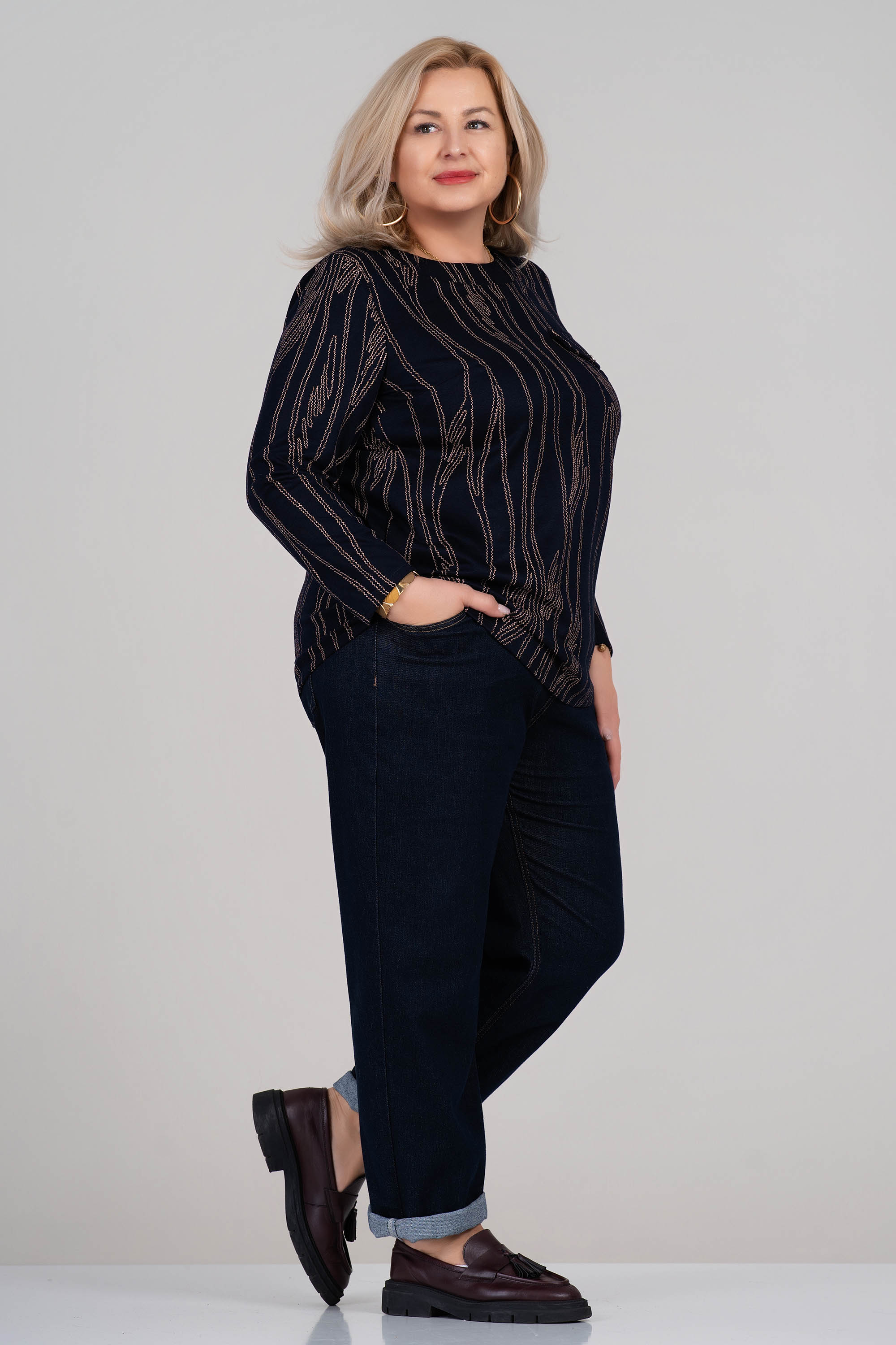 Макси блуза в тъмносиньо с контрастен десен и декоративен джоб