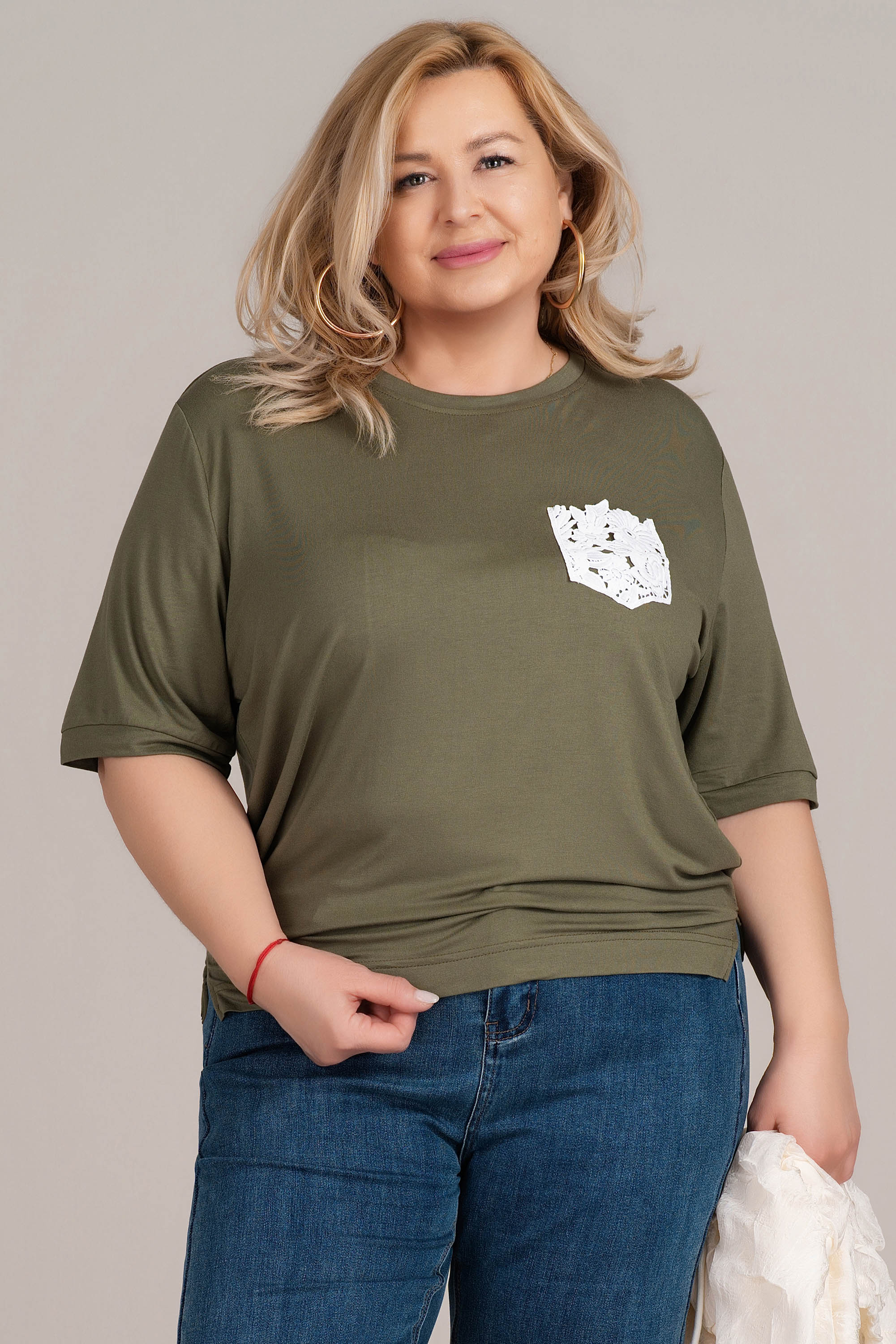 Макси блуза в зелено с декоративен джоб от бяла дантела