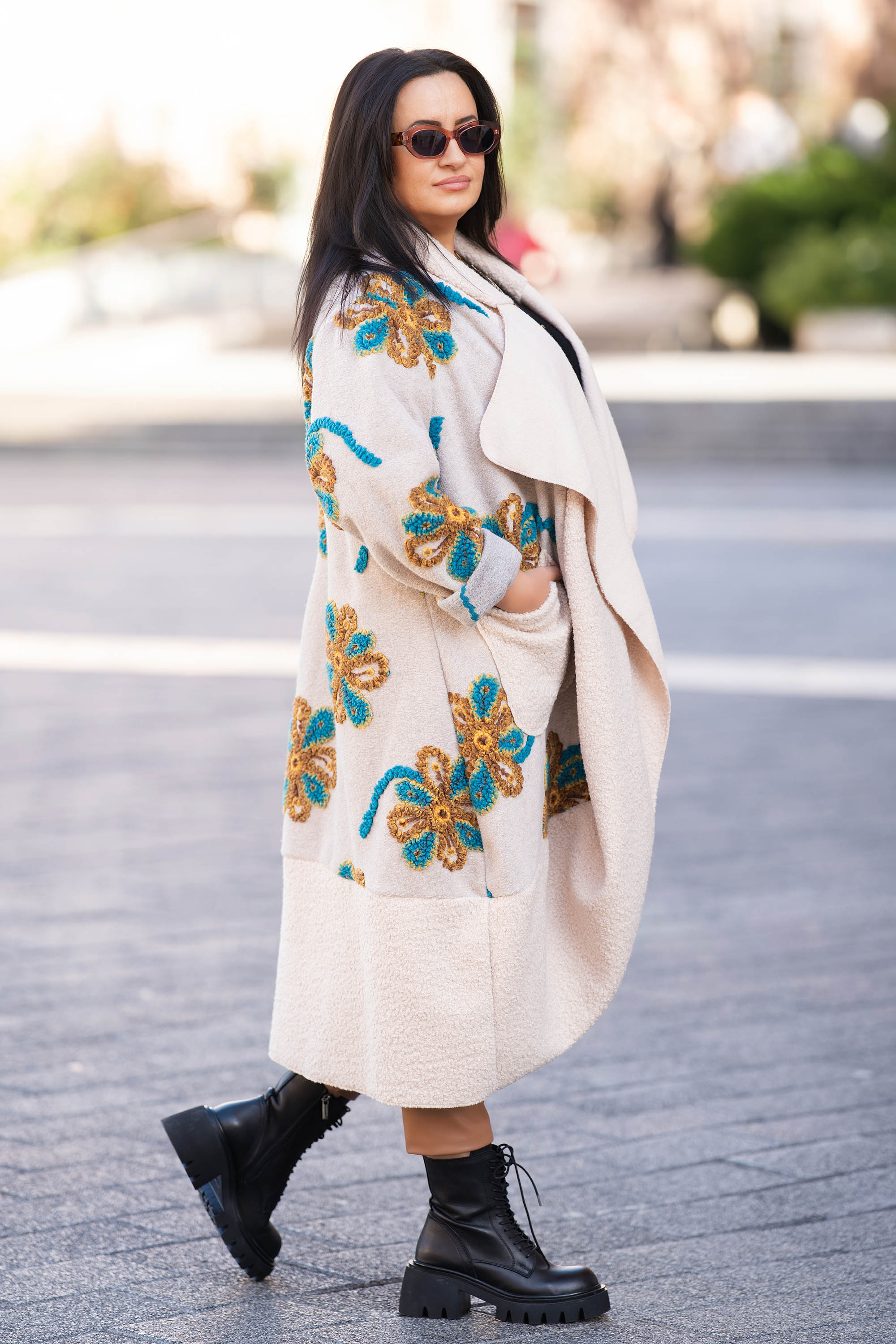 Макси бутиково палто с вълна в бежов цвят с апликирани цветя в жълто и синьо