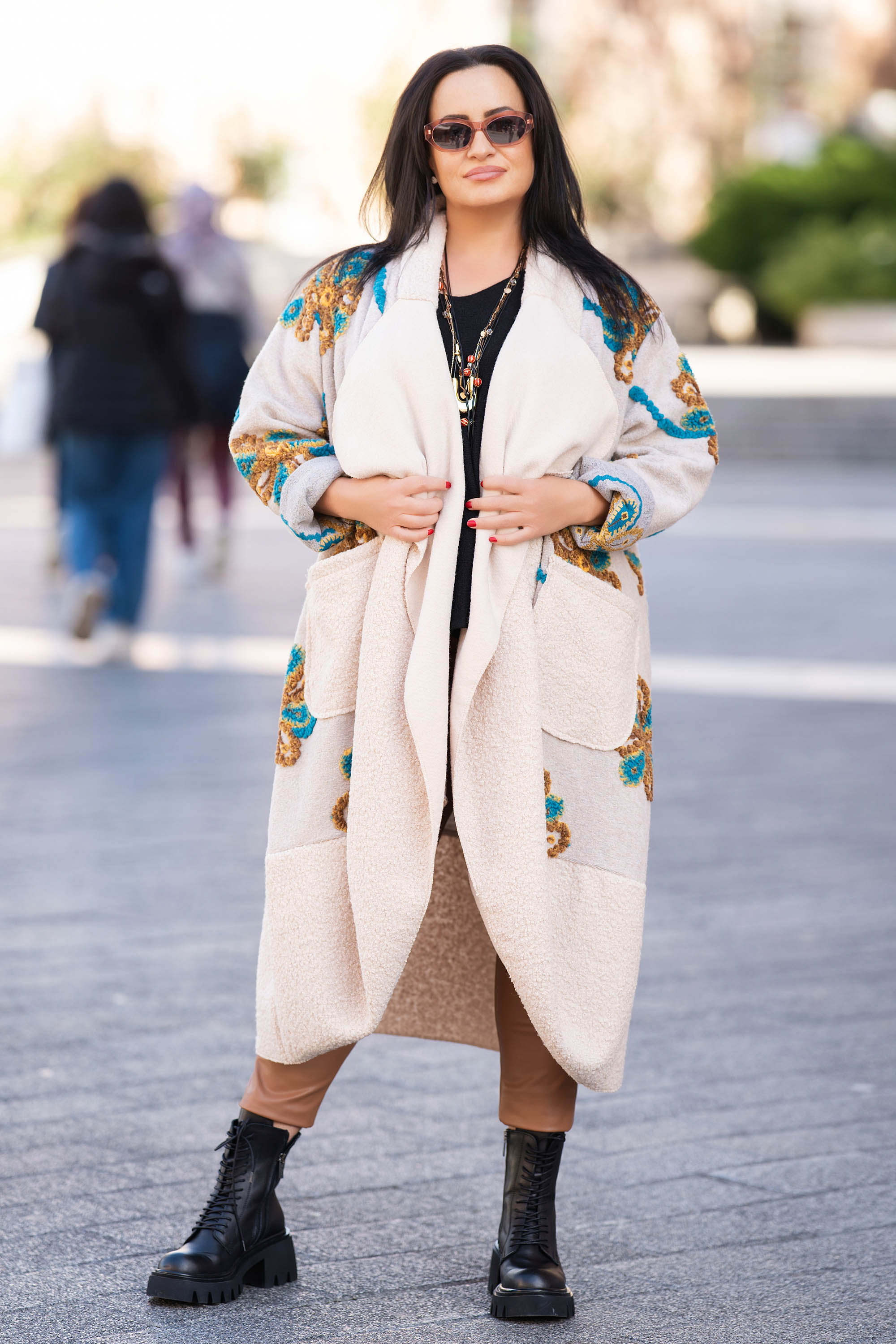 Макси бутиково палто с вълна в бежов цвят с апликирани цветя в жълто и синьо