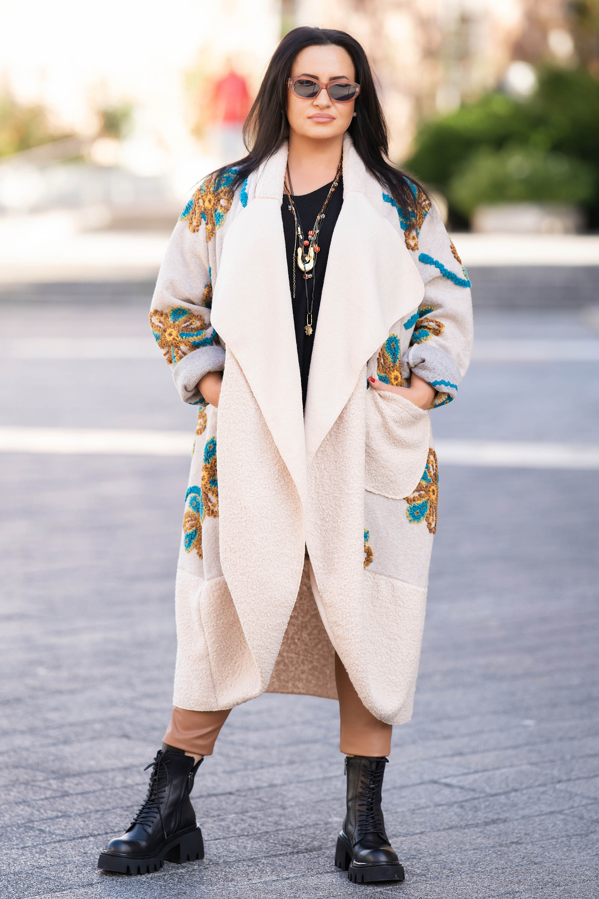 Макси бутиково палто с вълна в бежов цвят с апликирани цветя в жълто и синьо