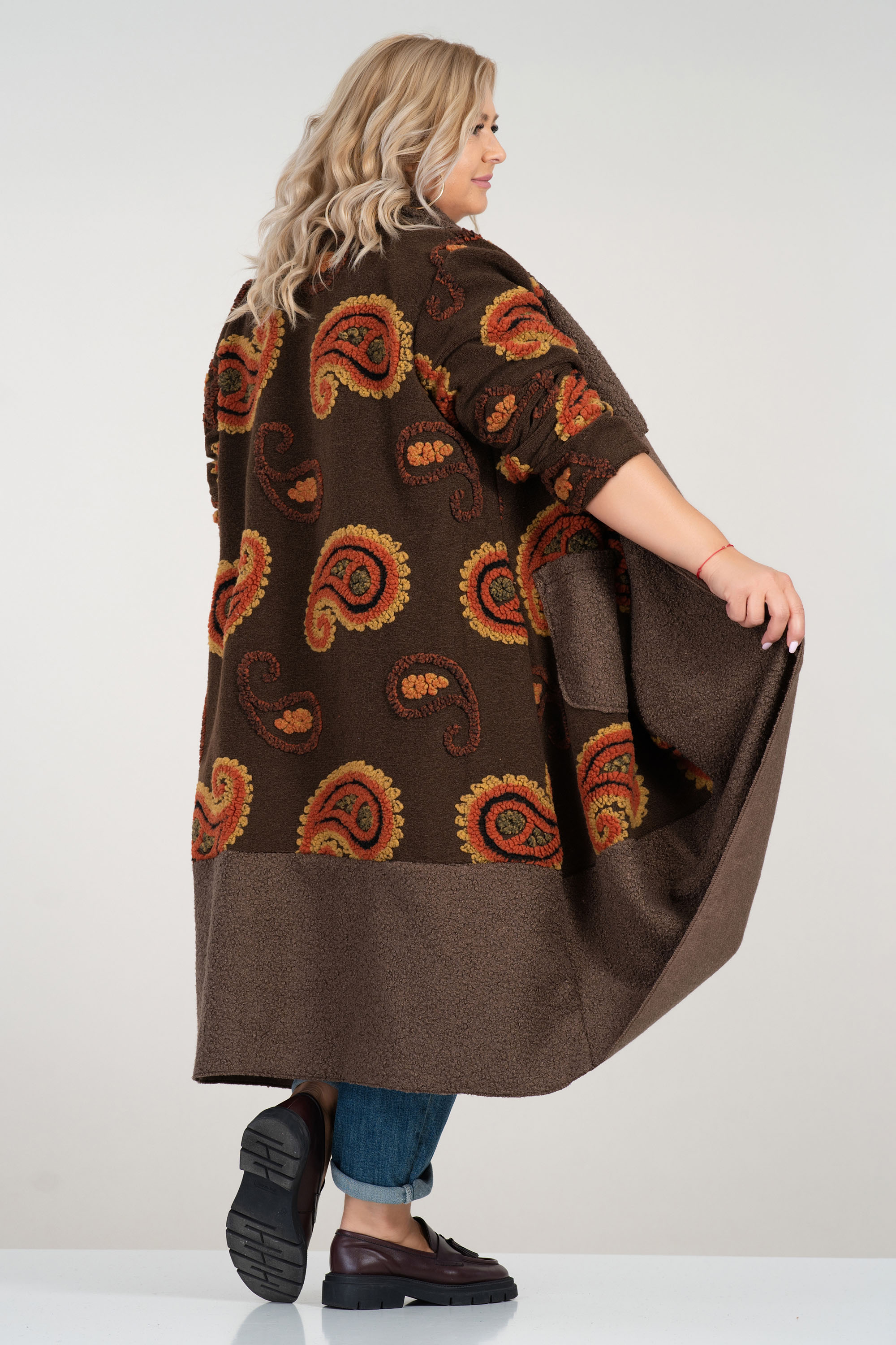 МАКСИ бутиково палто с вълна в кафяво с етно апликация в жълто и оранжево