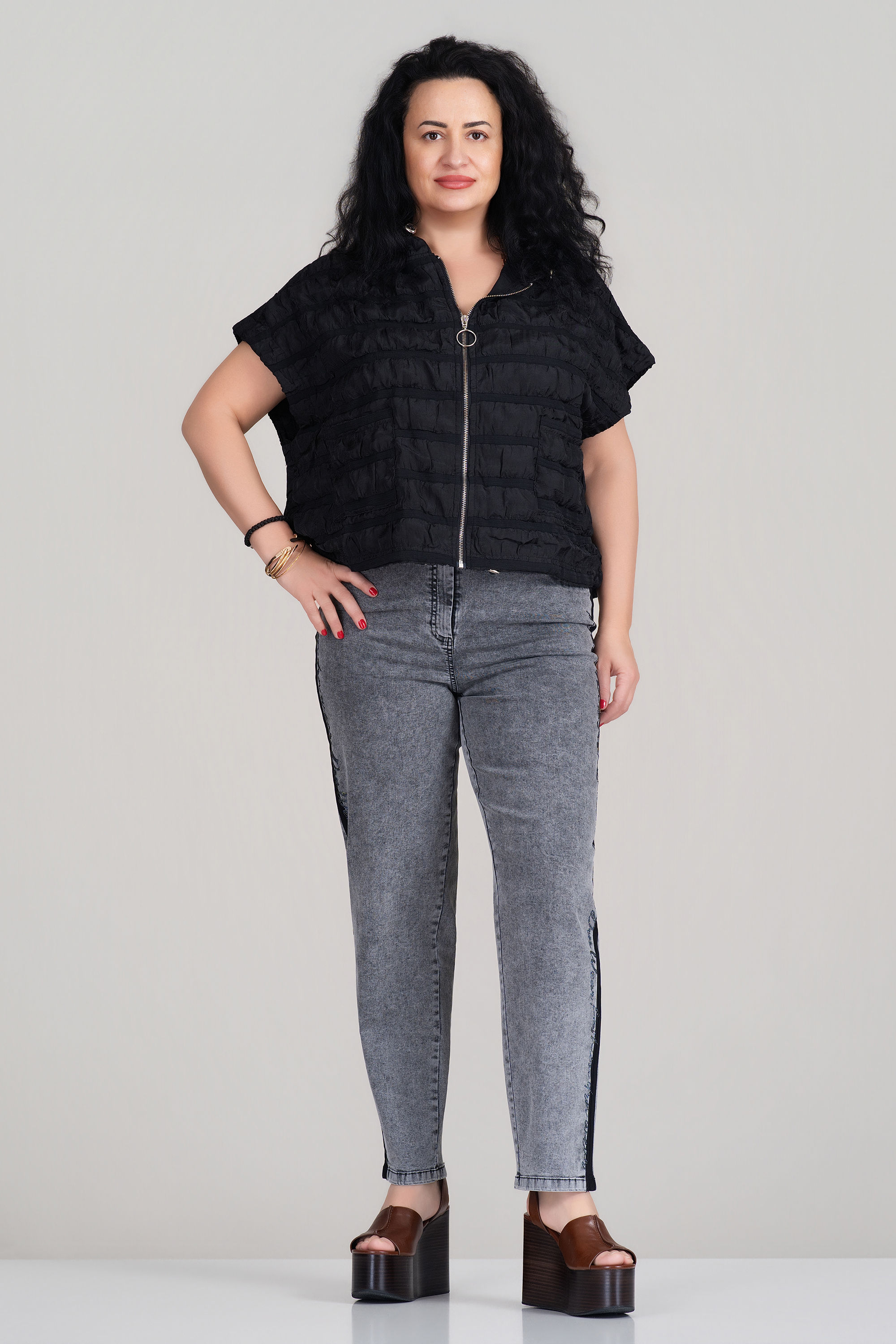 МАКСИ черен елек с цип и релефна текстура