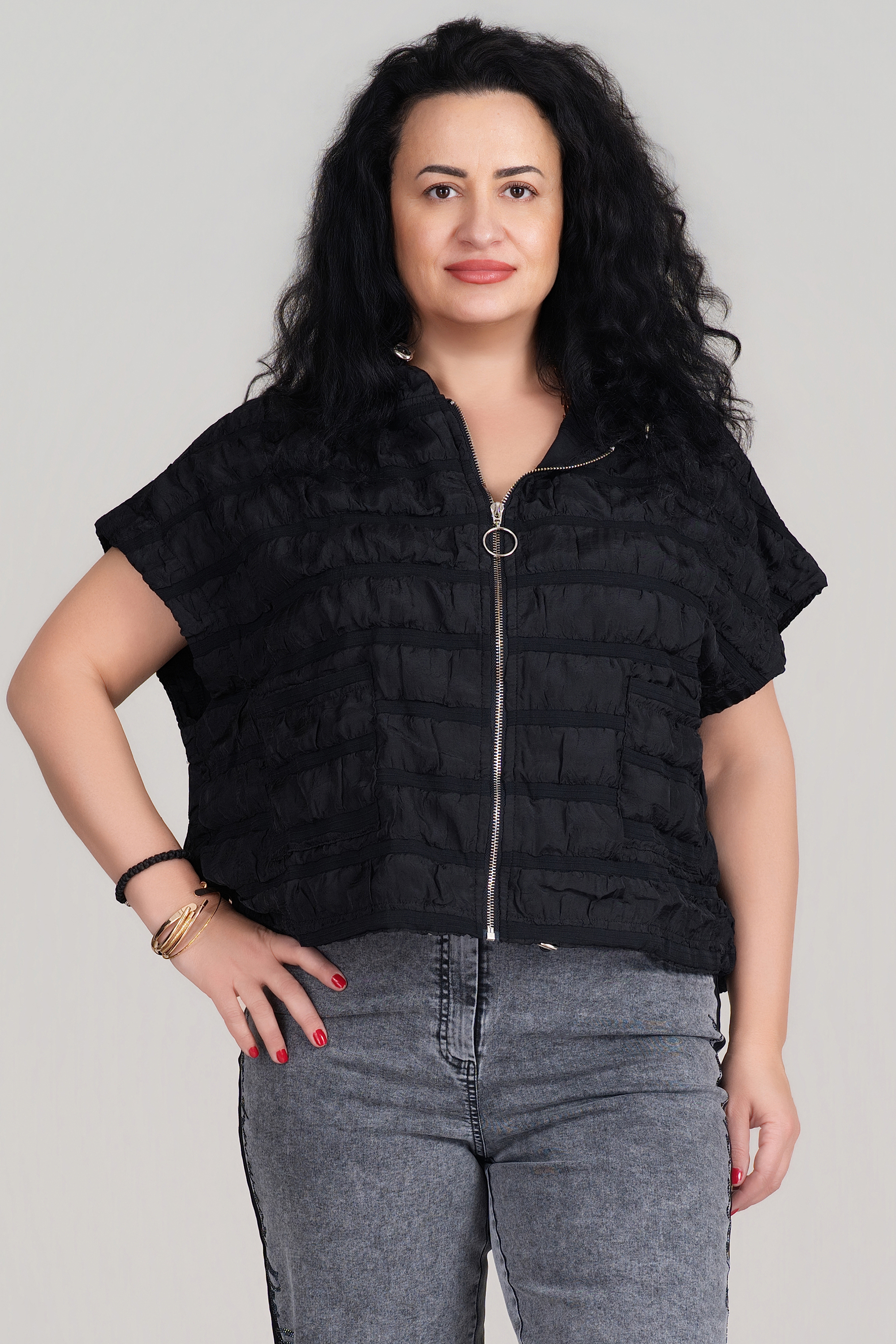 МАКСИ черен елек с цип и релефна текстура