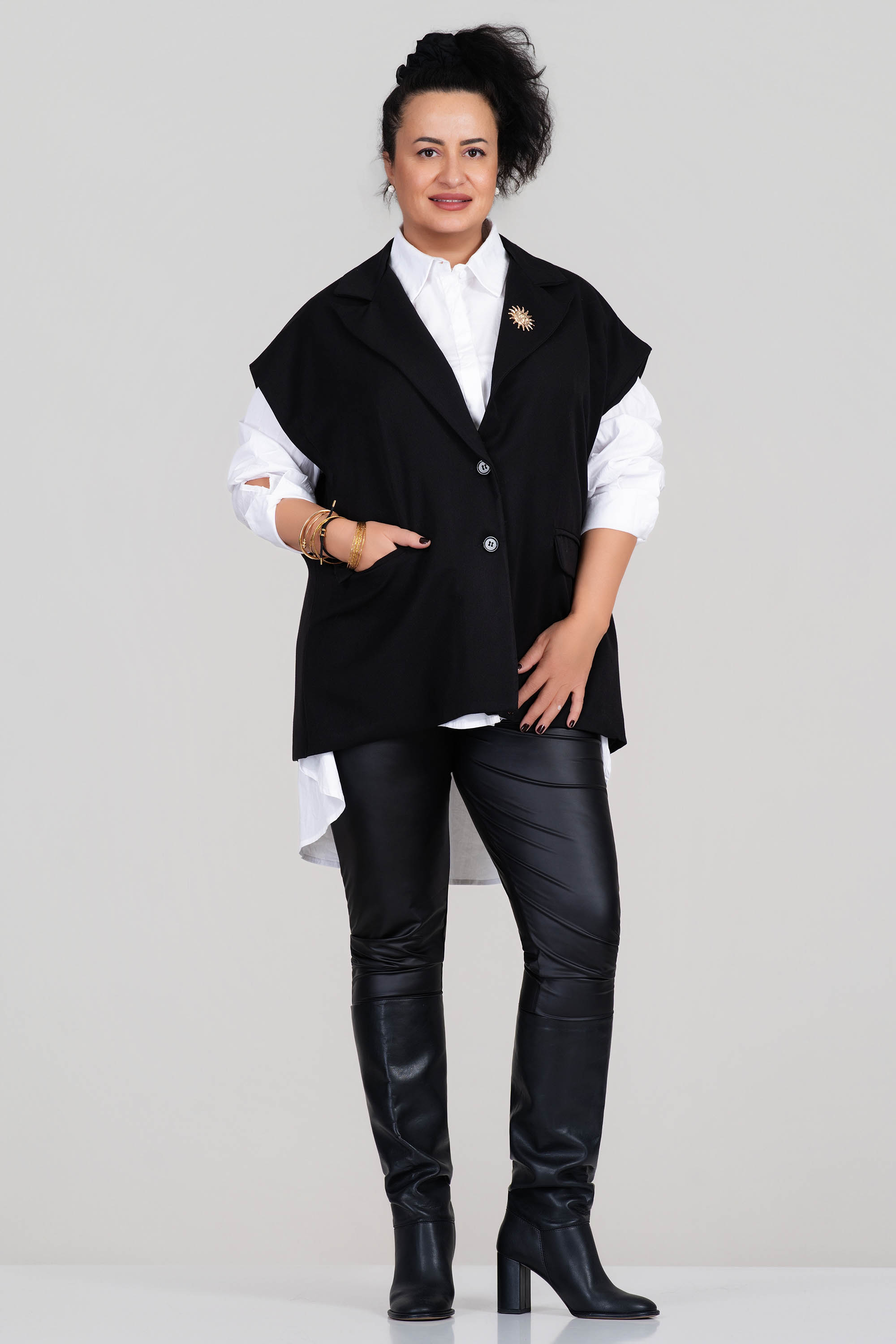 МАКСИ черен елек с панделка на гърба и брошка