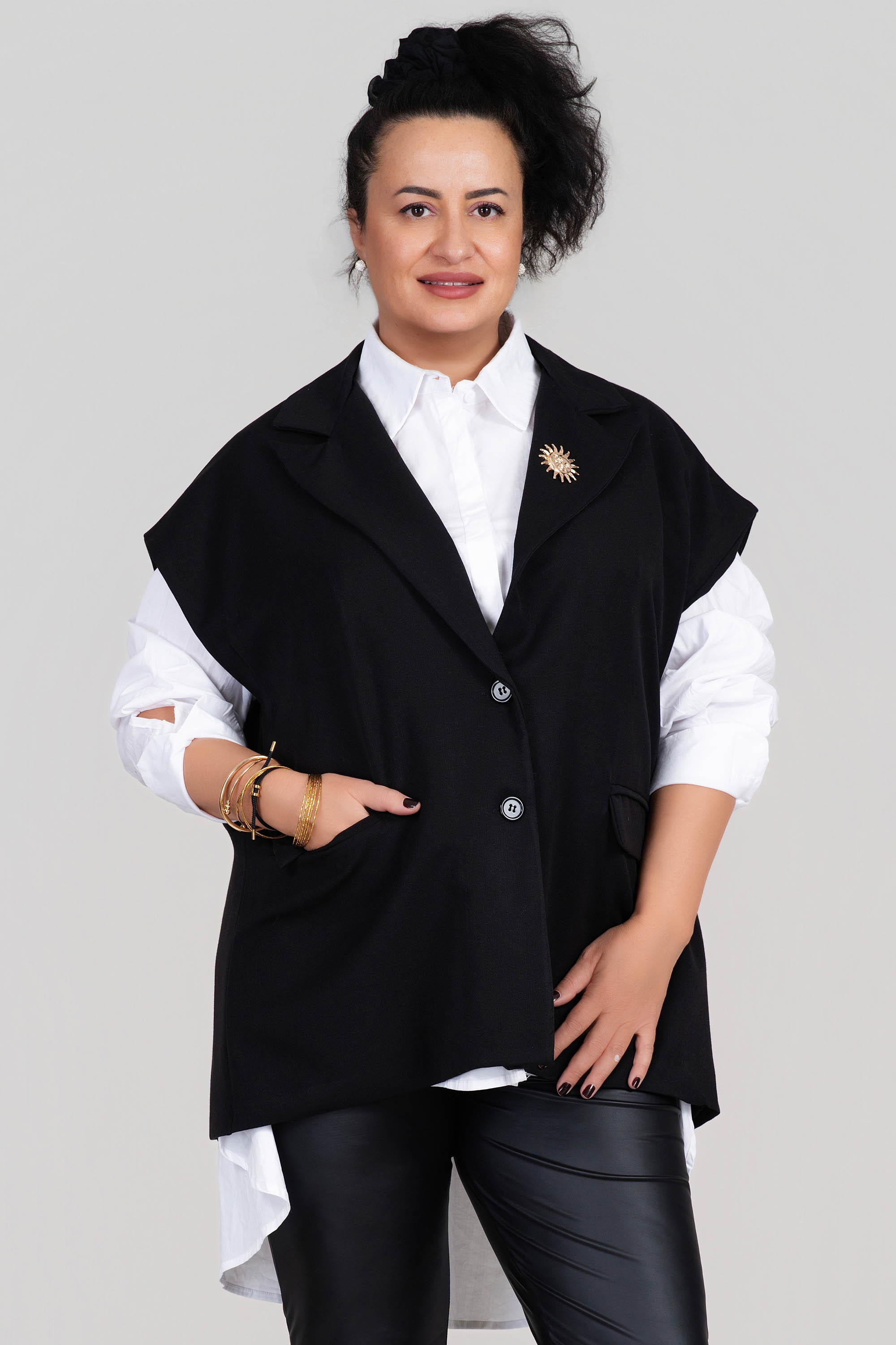 МАКСИ черен елек с панделка на гърба и брошка