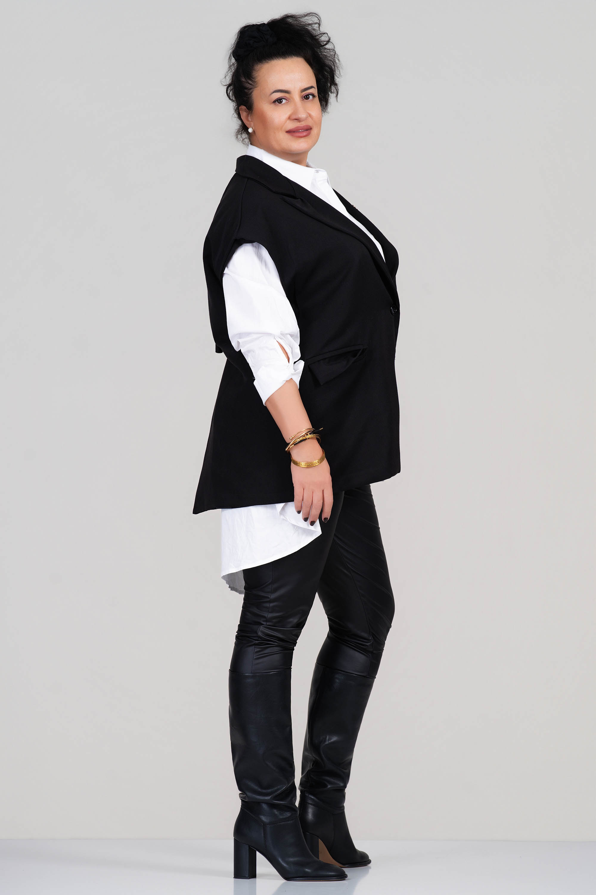 МАКСИ черен елек с панделка на гърба и брошка