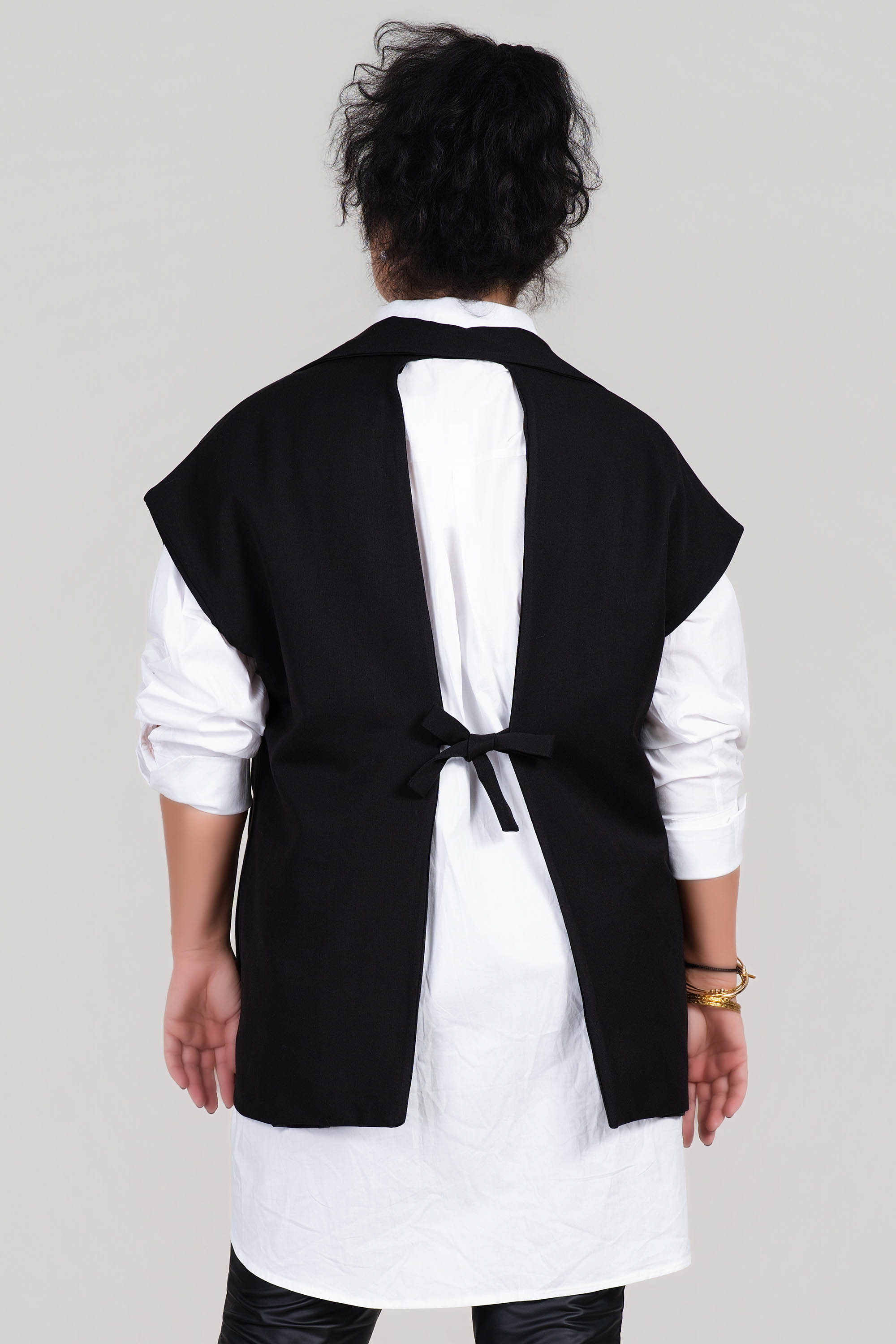 МАКСИ черен елек с панделка на гърба и брошка