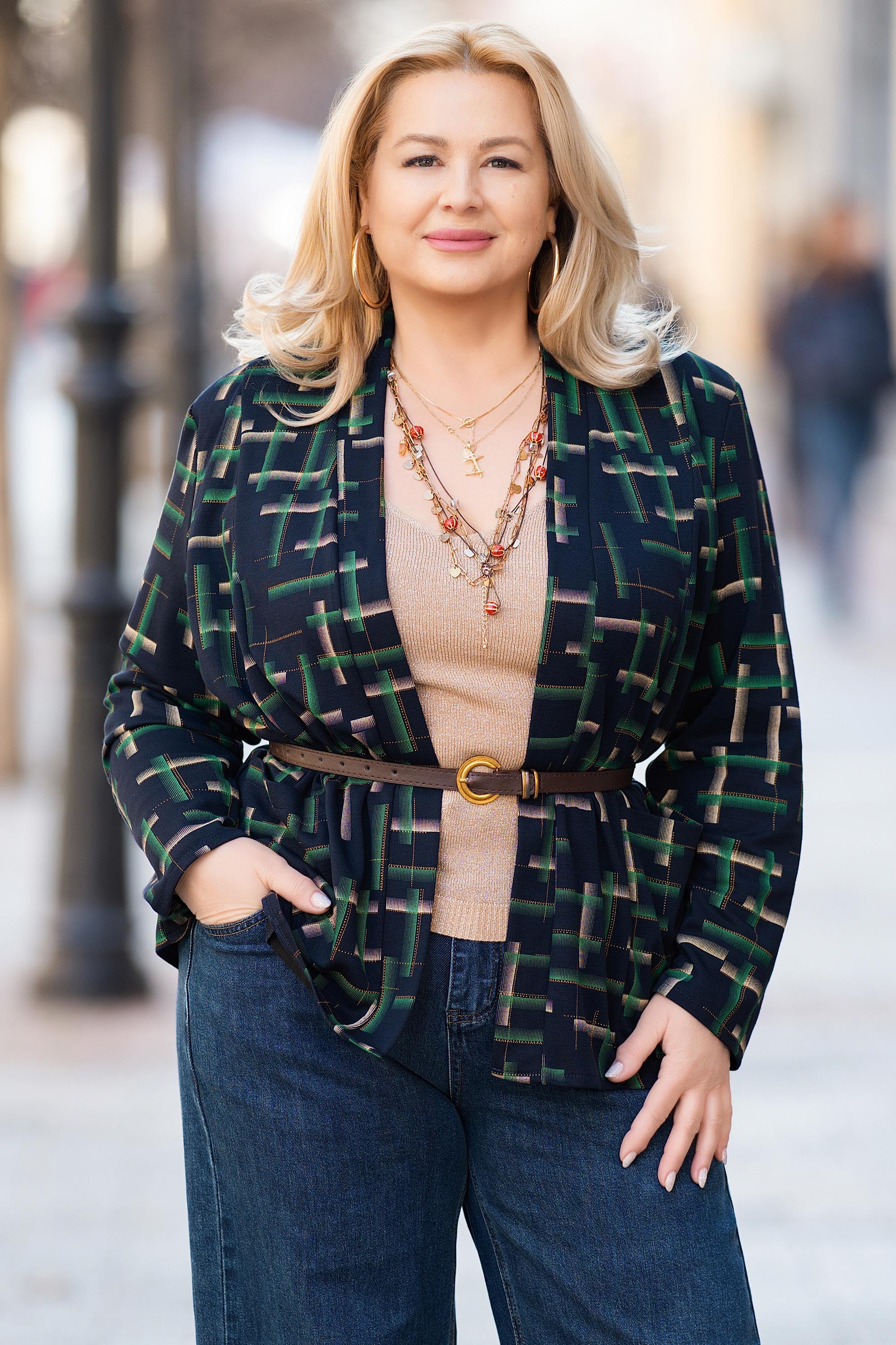 МАКСИ черна жилетка от фино плетиво с вълна и зелен принт