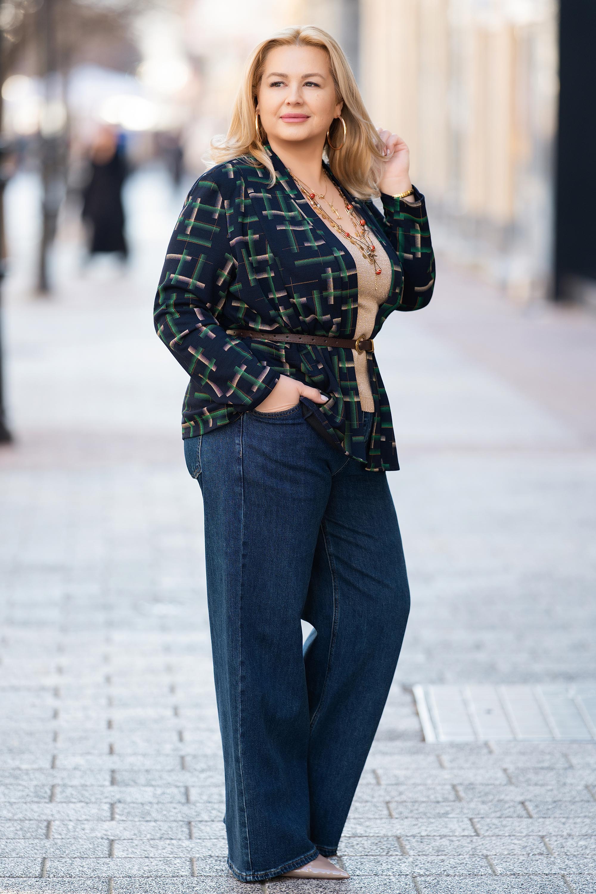 МАКСИ черна жилетка от фино плетиво с вълна и зелен принт