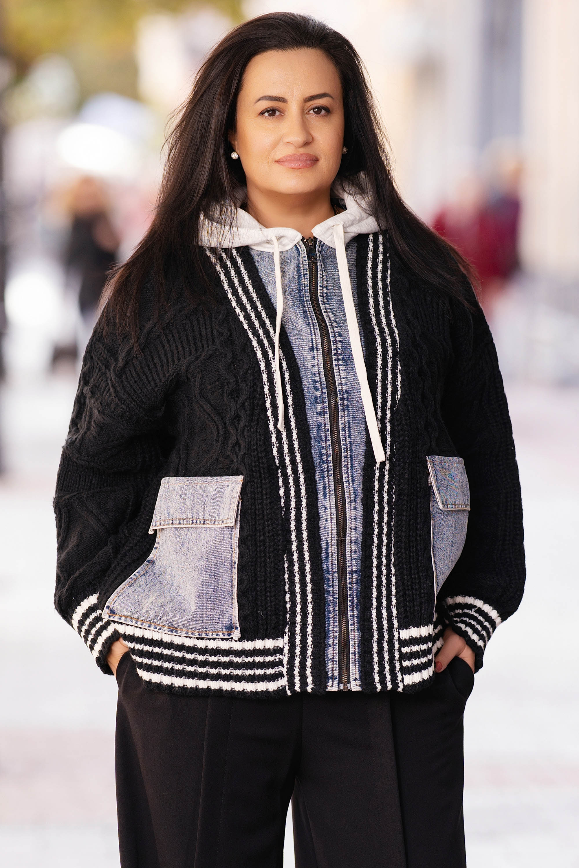 МАКСИ дизайнерска жилетка от плетиво и деним с качулка и джобове