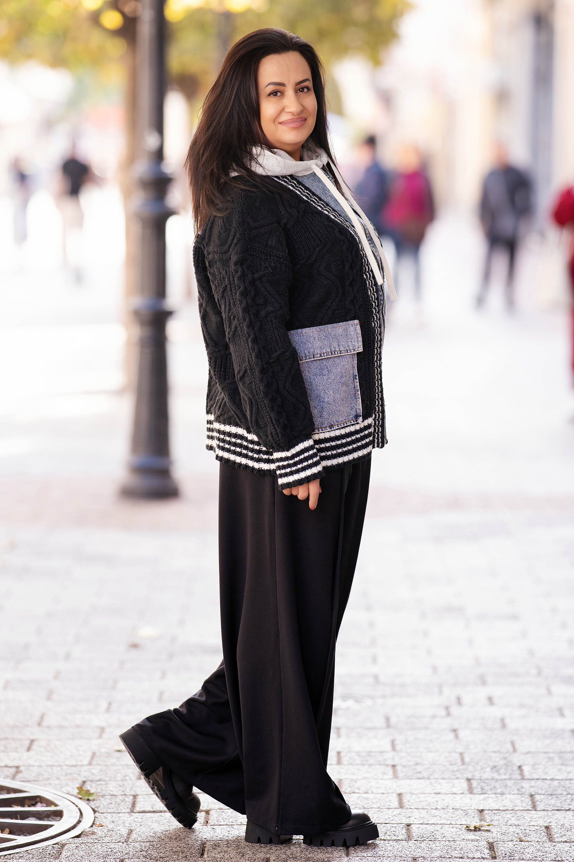 МАКСИ дизайнерска жилетка от плетиво и деним с качулка и джобове