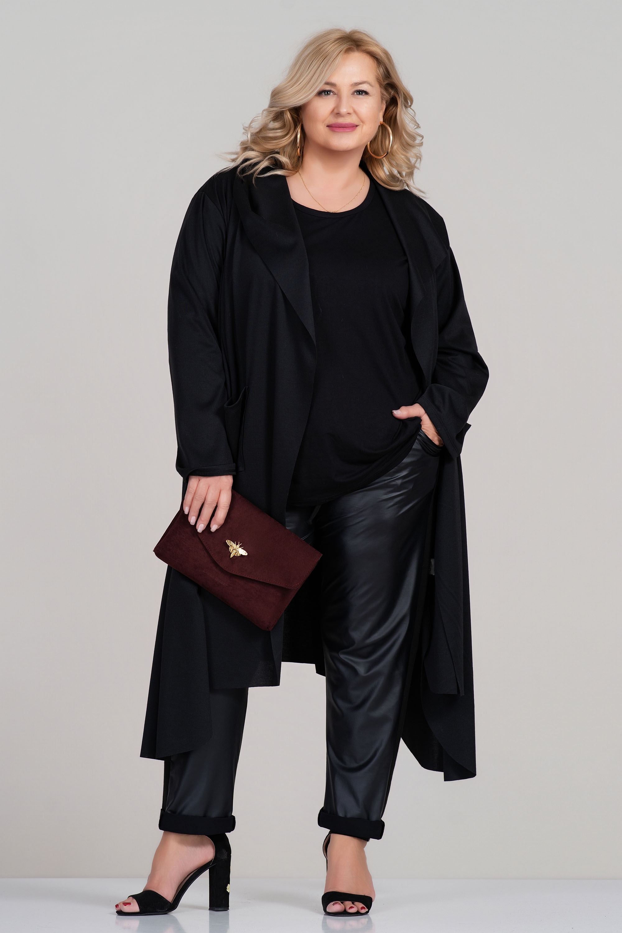 МАКСИ дълга асиметрична жилетка в черно с два джоба