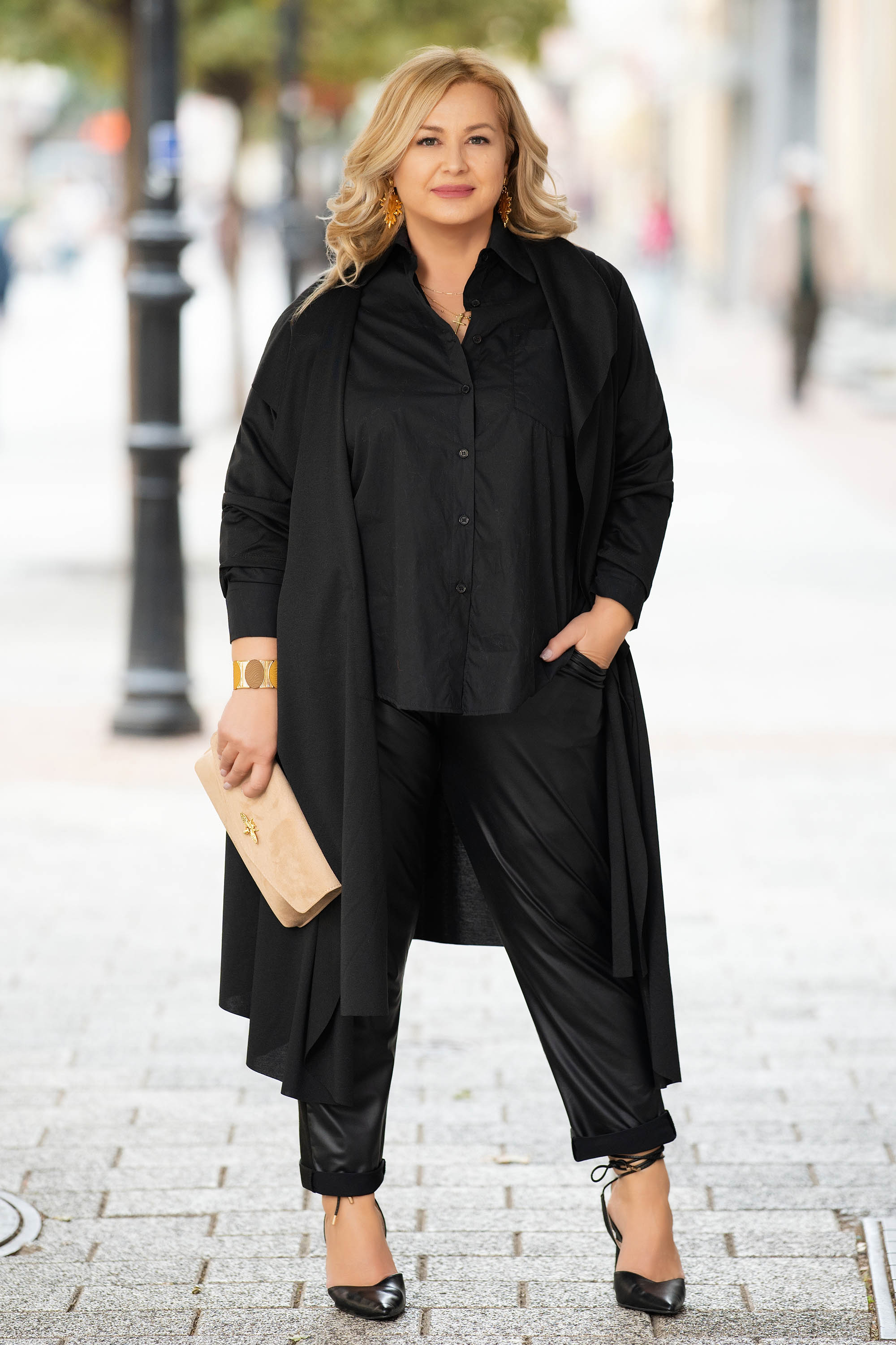 МАКСИ дълга асиметрична жилетка в черно с два джоба