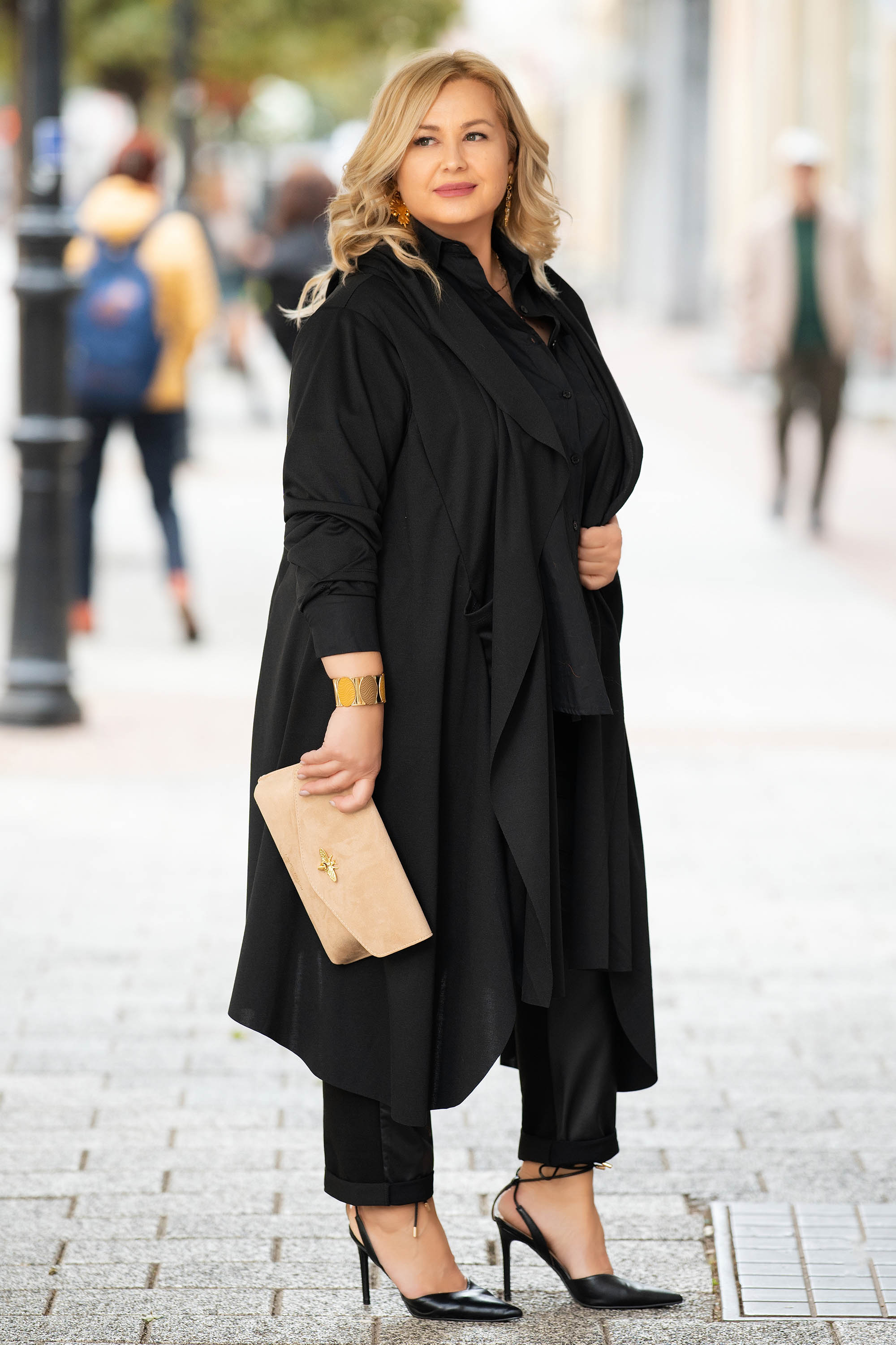 МАКСИ дълга асиметрична жилетка в черно с два джоба