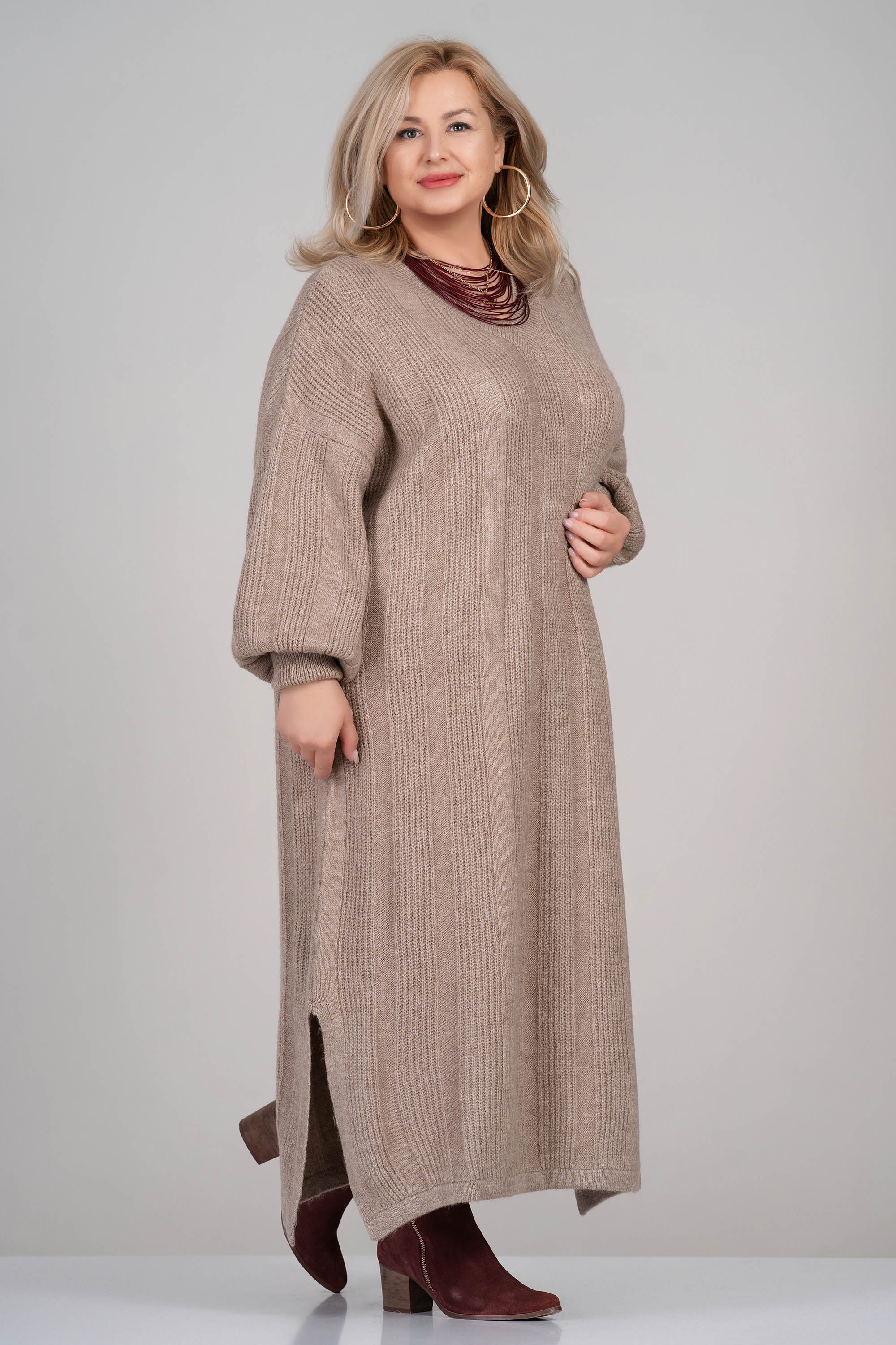 МАКСИ дълга плетена рокля в бежово с остро деколте