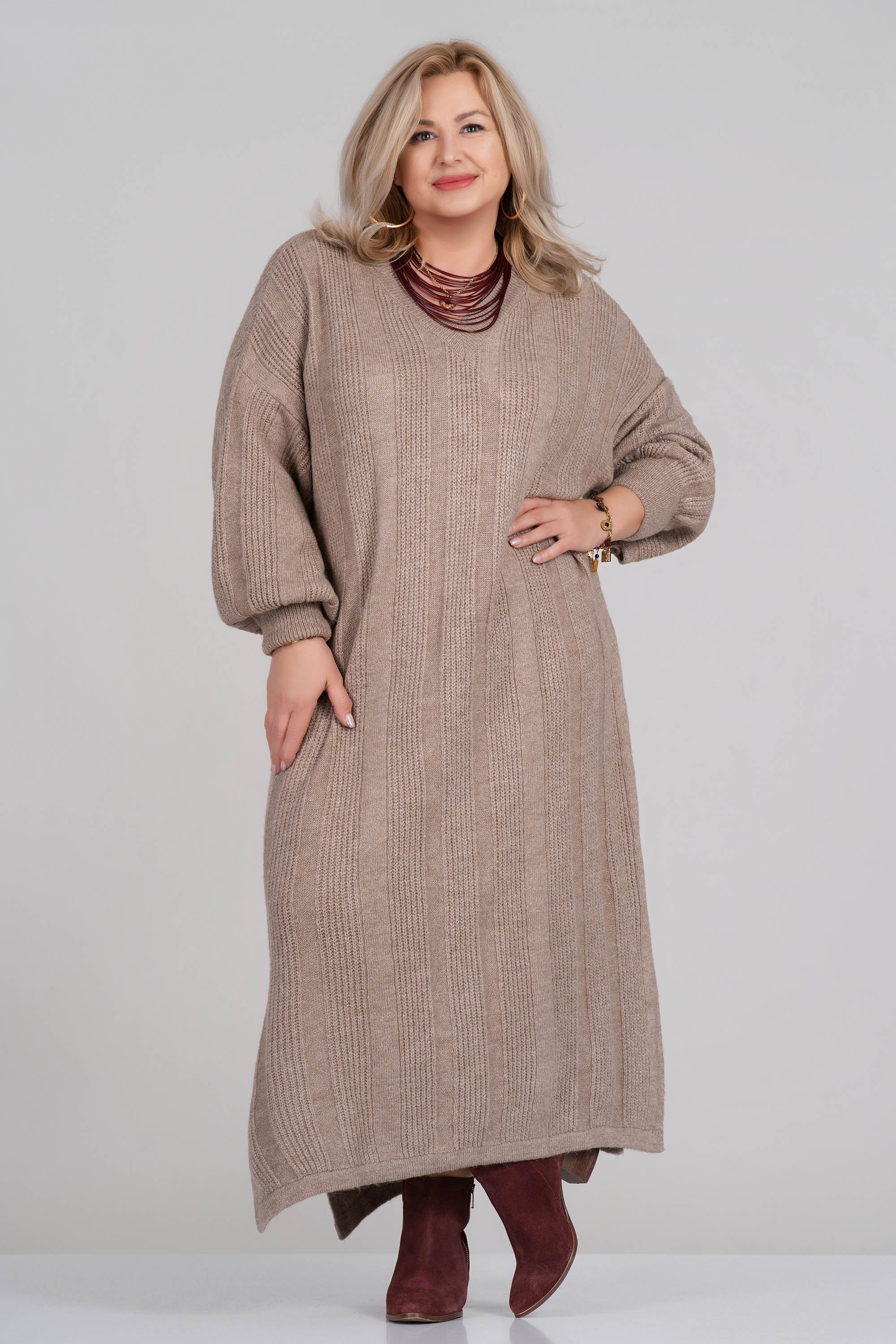 МАКСИ дълга плетена рокля в бежово с остро деколте