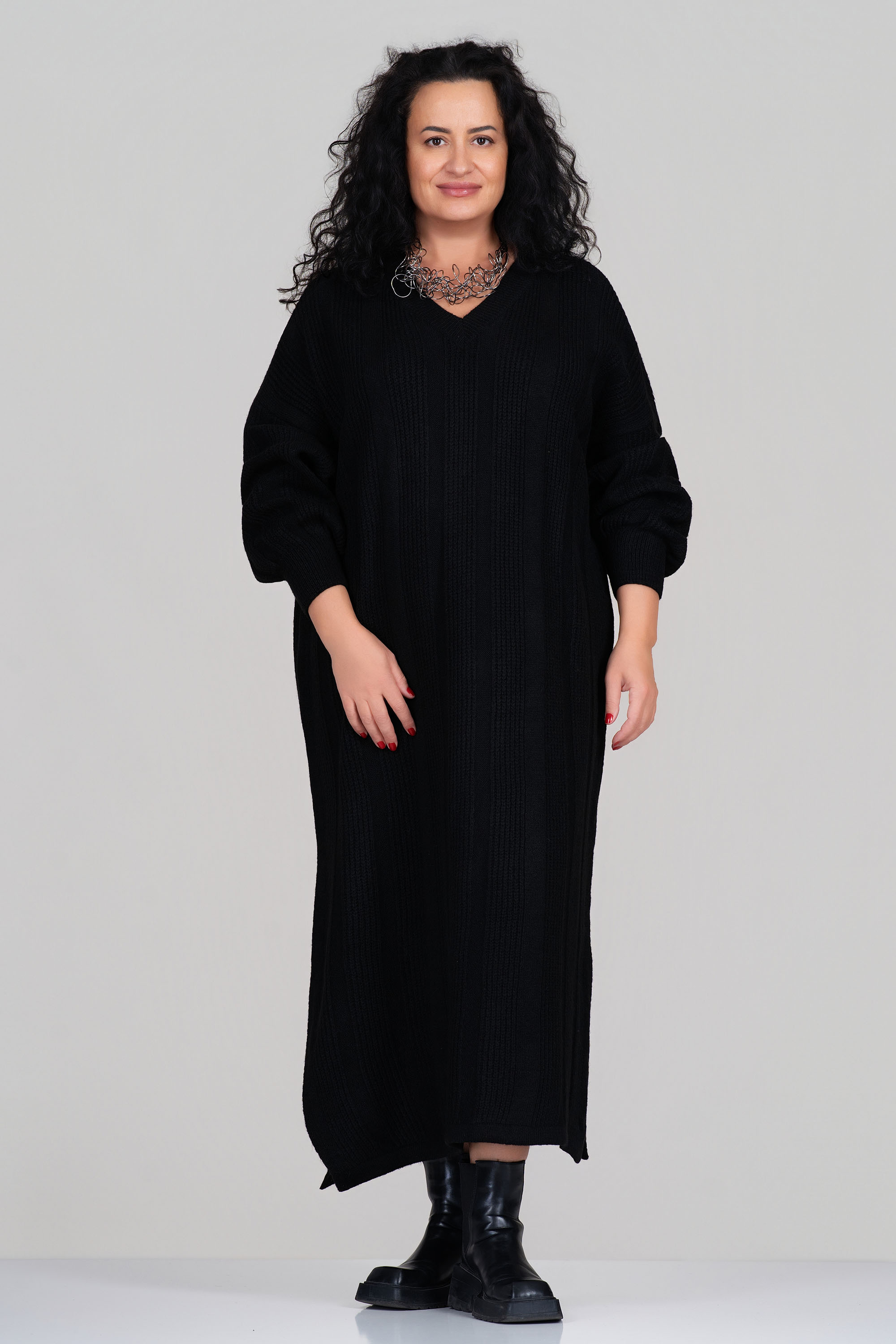 МАКСИ дълга плетена рокля в черно с остро деколте