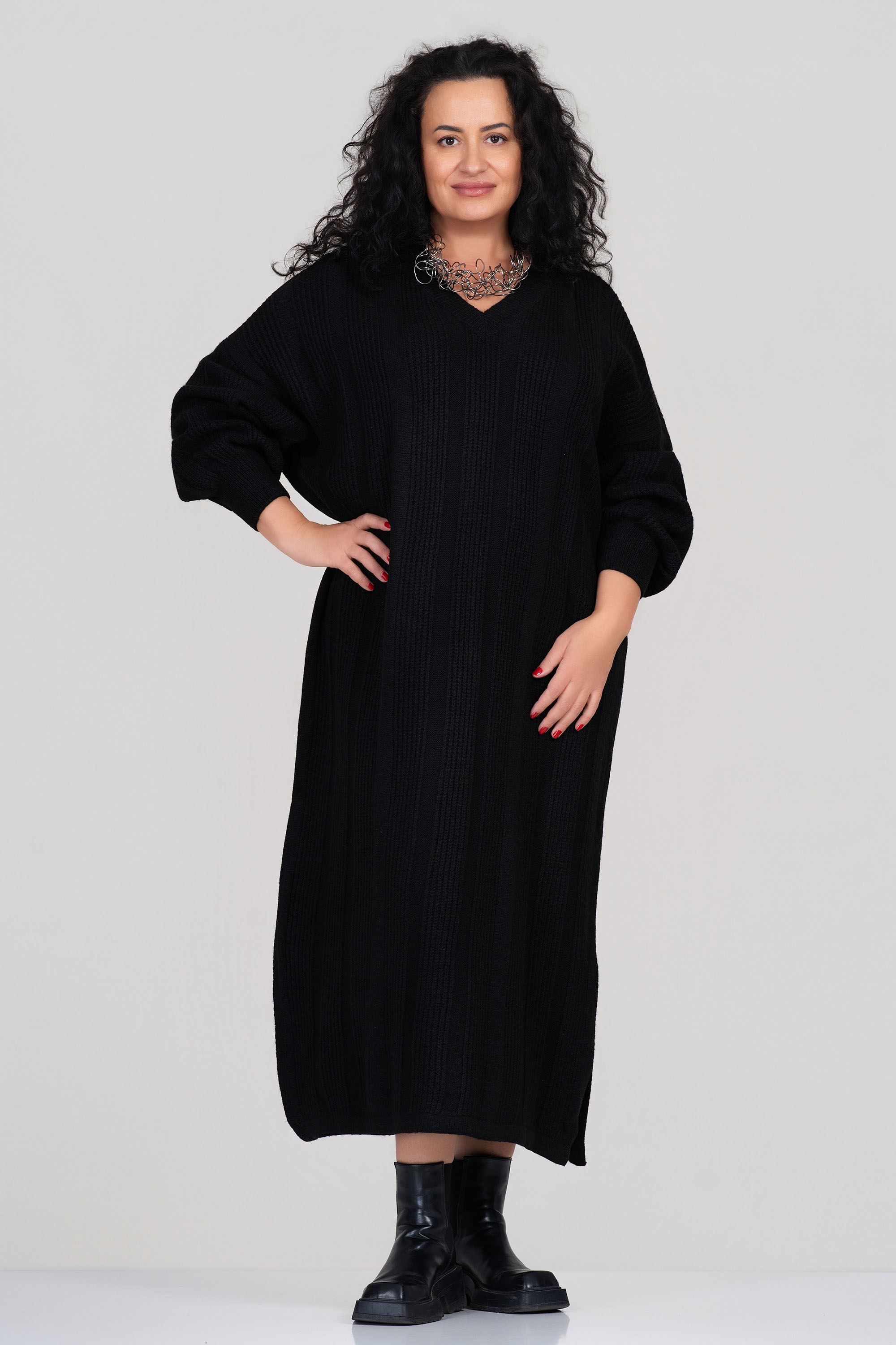 МАКСИ дълга плетена рокля в черно с остро деколте