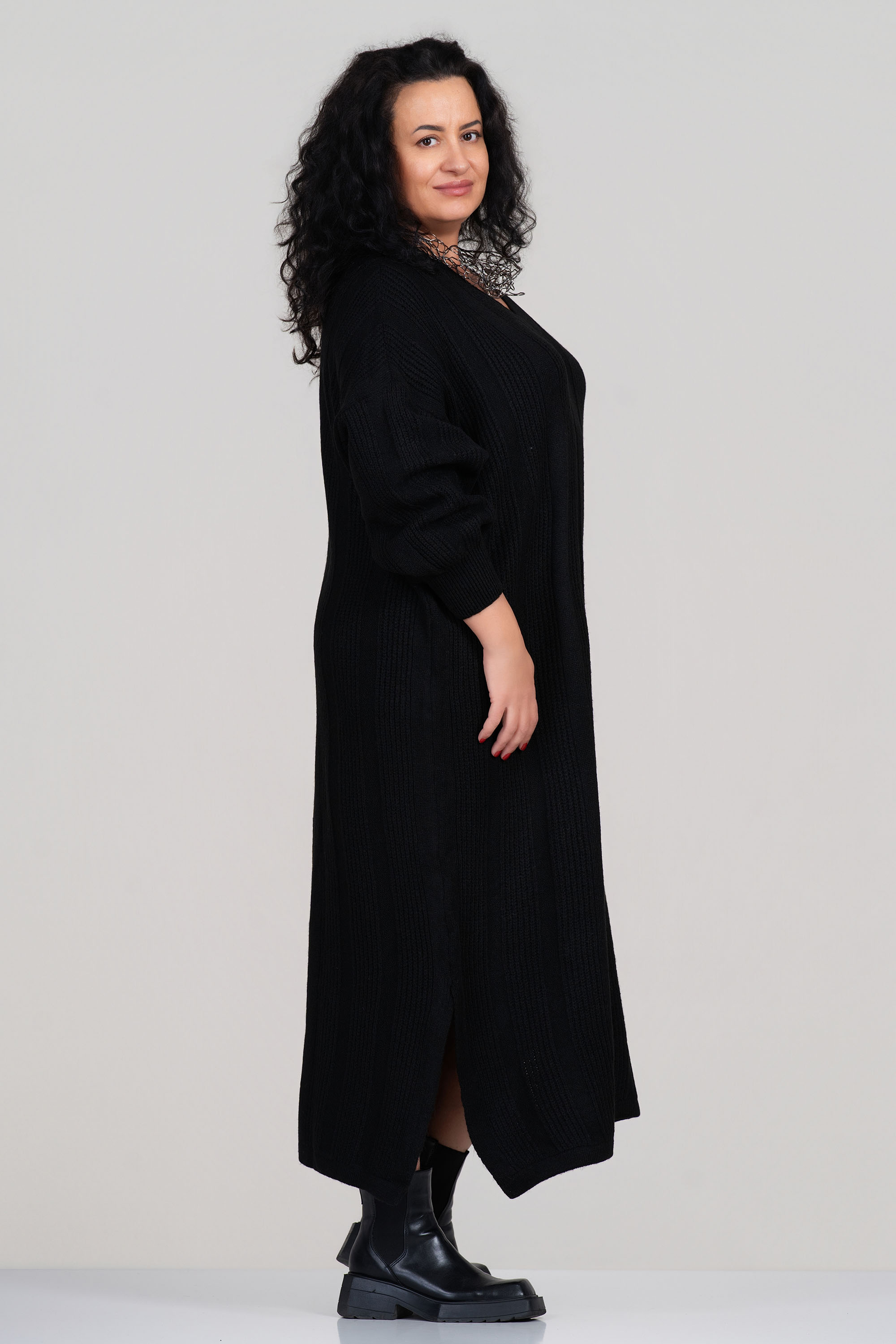 МАКСИ дълга плетена рокля в черно с остро деколте