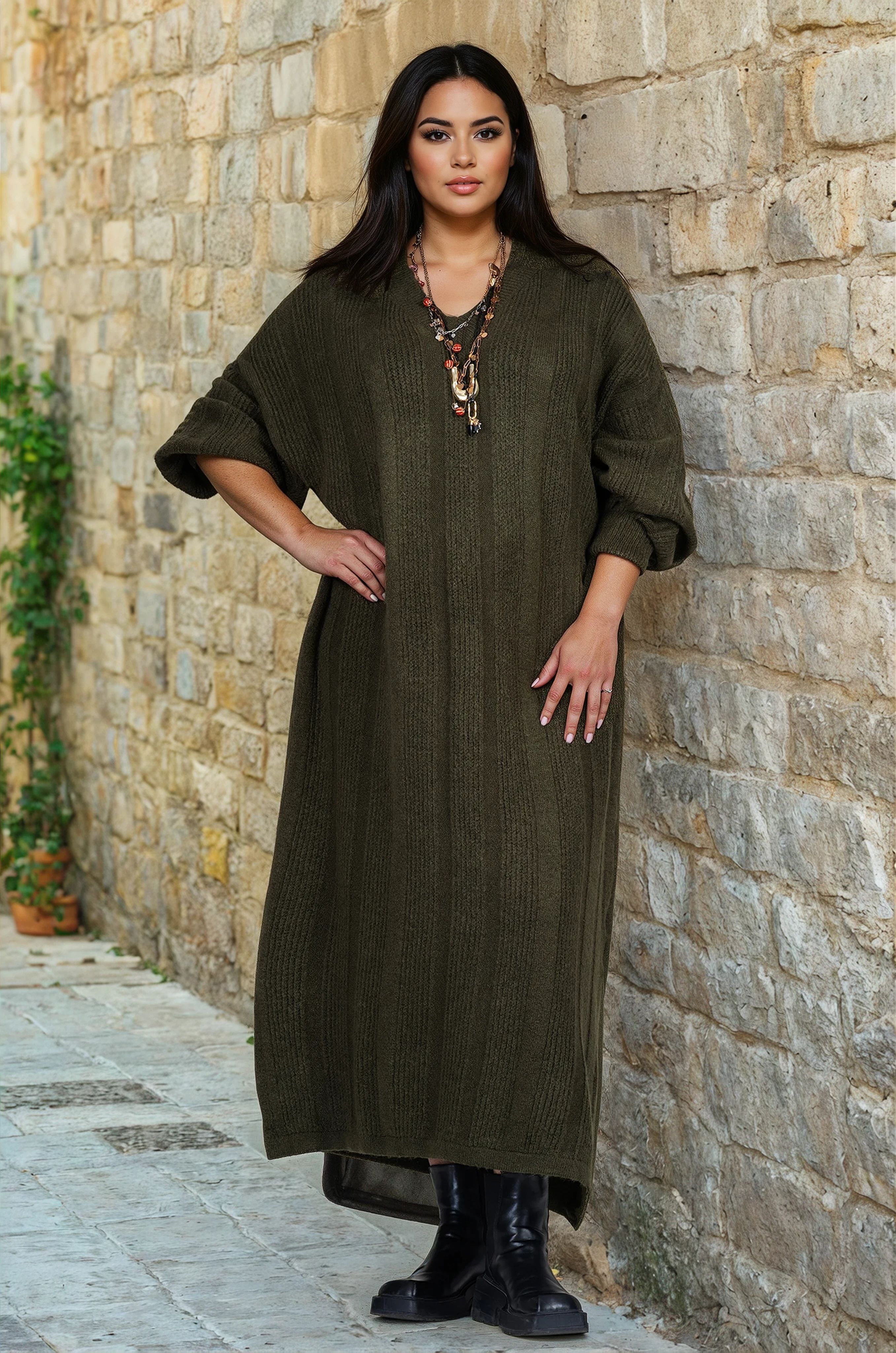 МАКСИ дълга плетена рокля в цвят милитъри с остро деколте