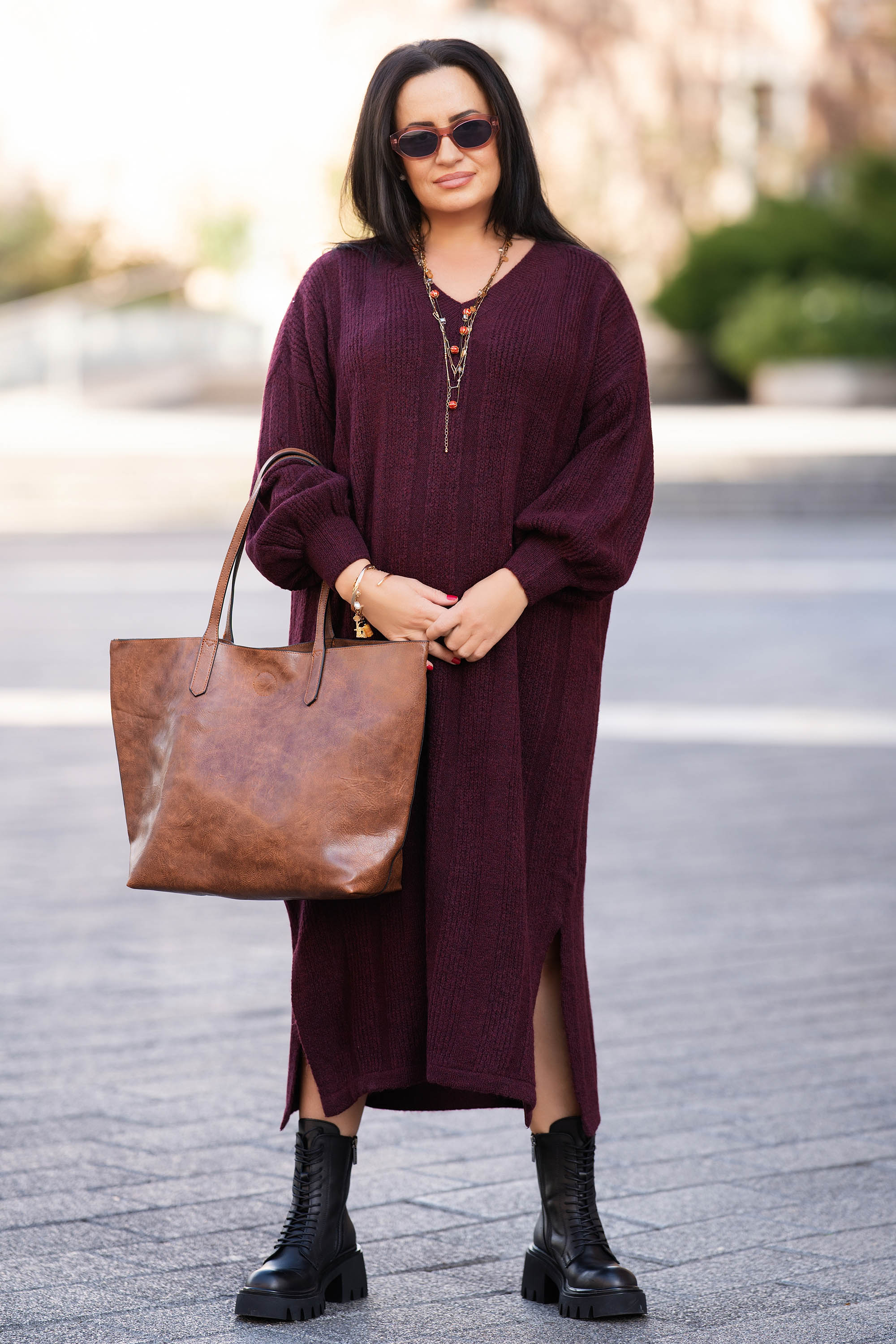 МАКСИ дълга плетена рокля в цвят патладжан с остро деколте