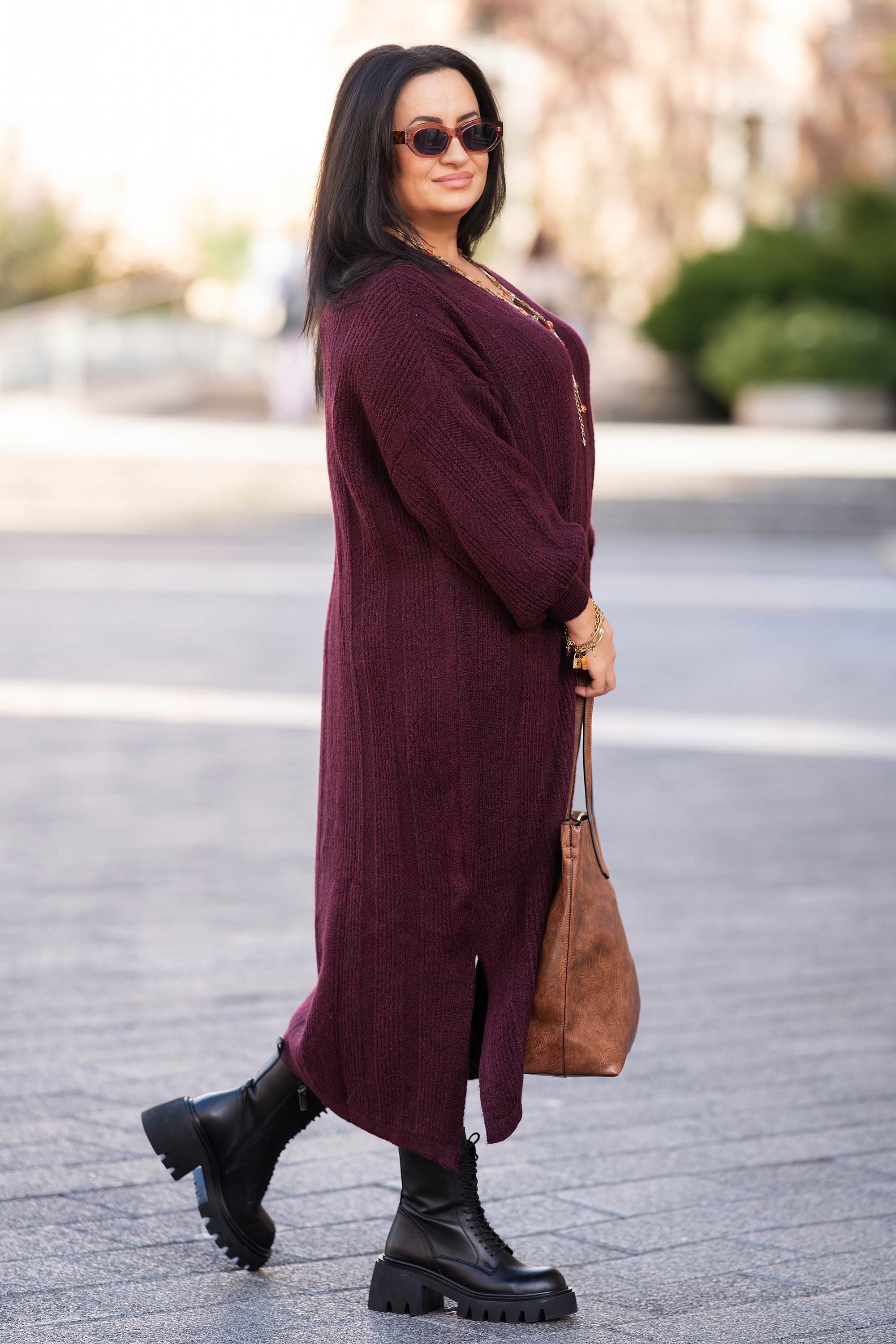 МАКСИ дълга плетена рокля в цвят патладжан с остро деколте