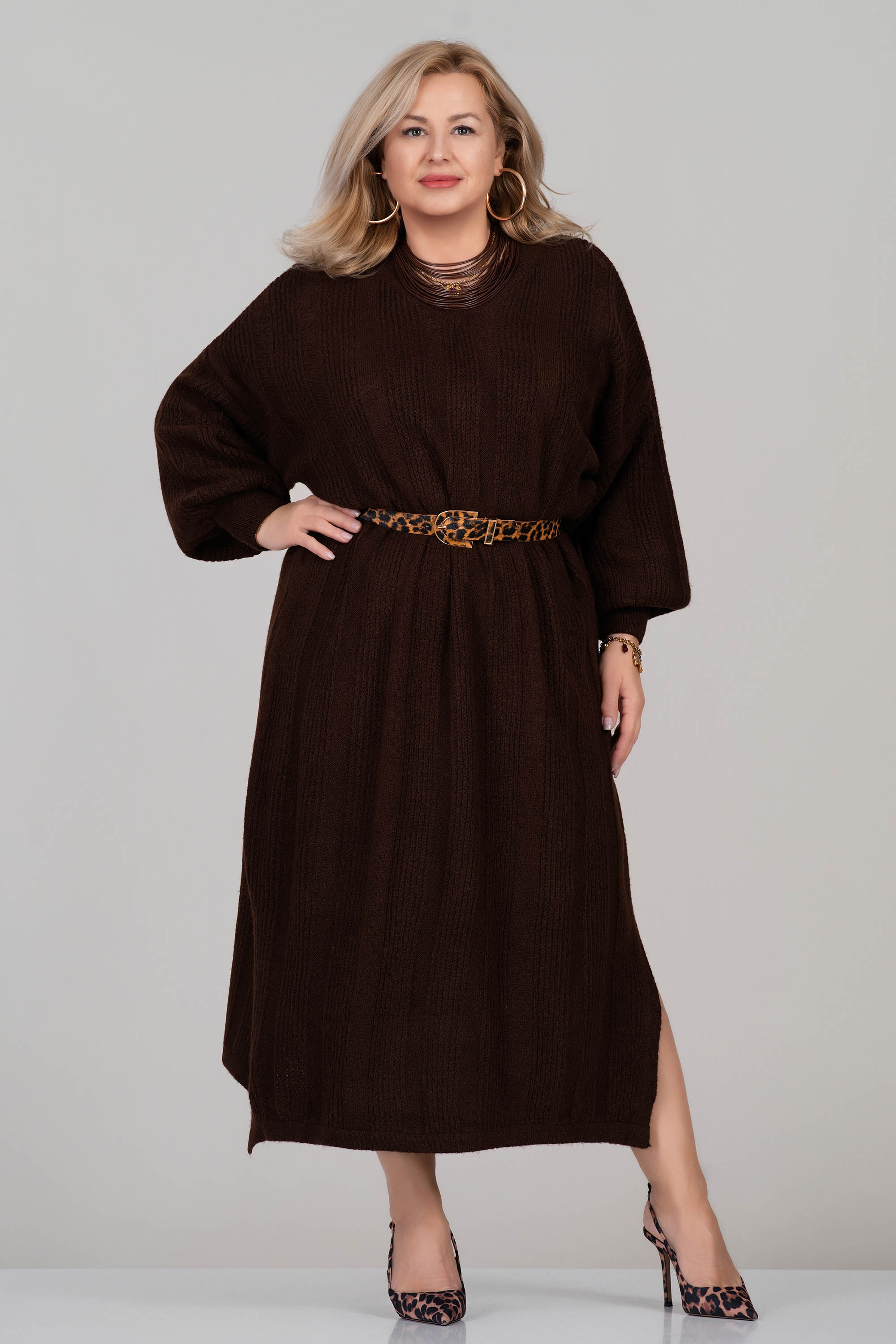 МАКСИ дълга плетена рокля в кафяво с остро деколте