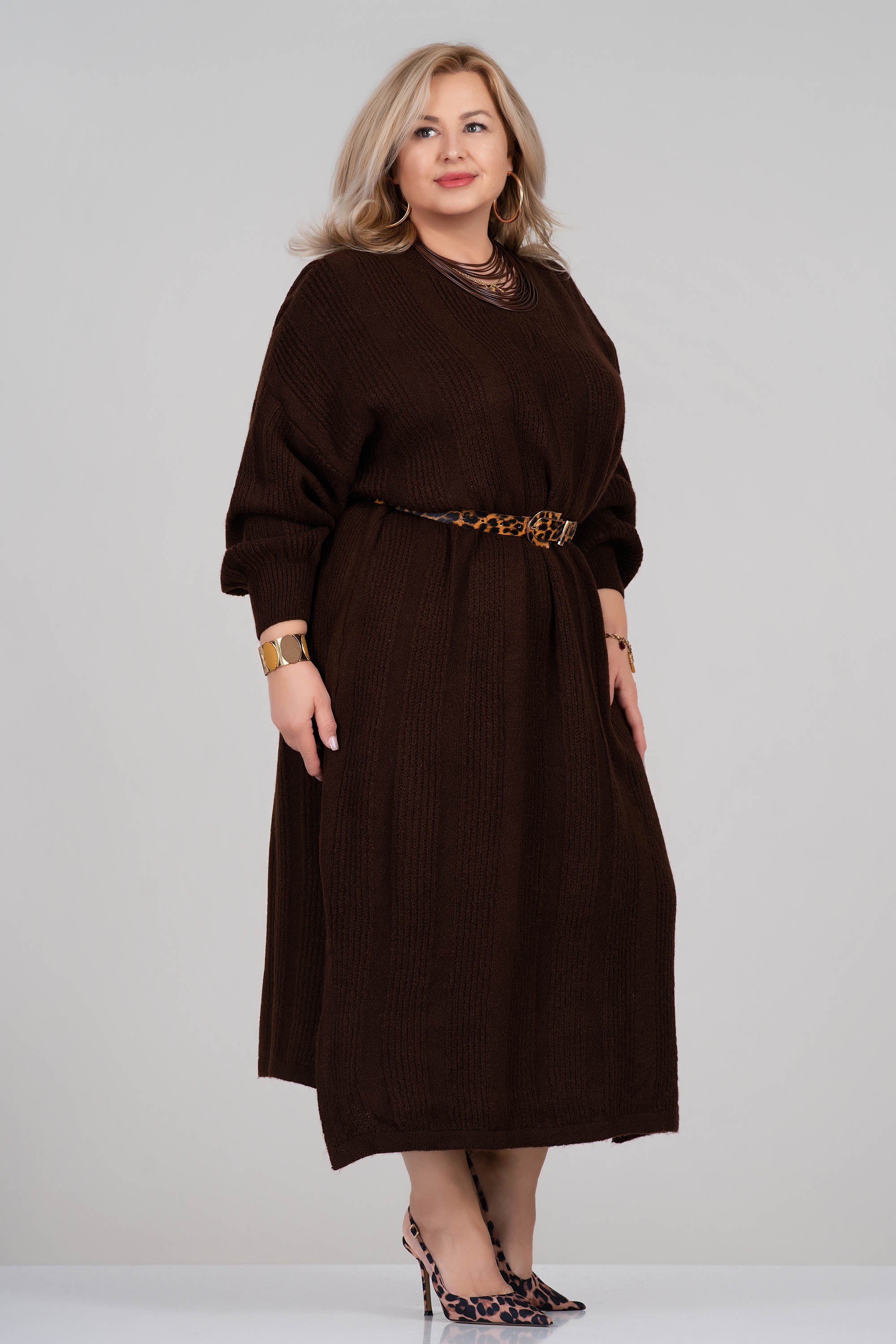 МАКСИ дълга плетена рокля в кафяво с остро деколте