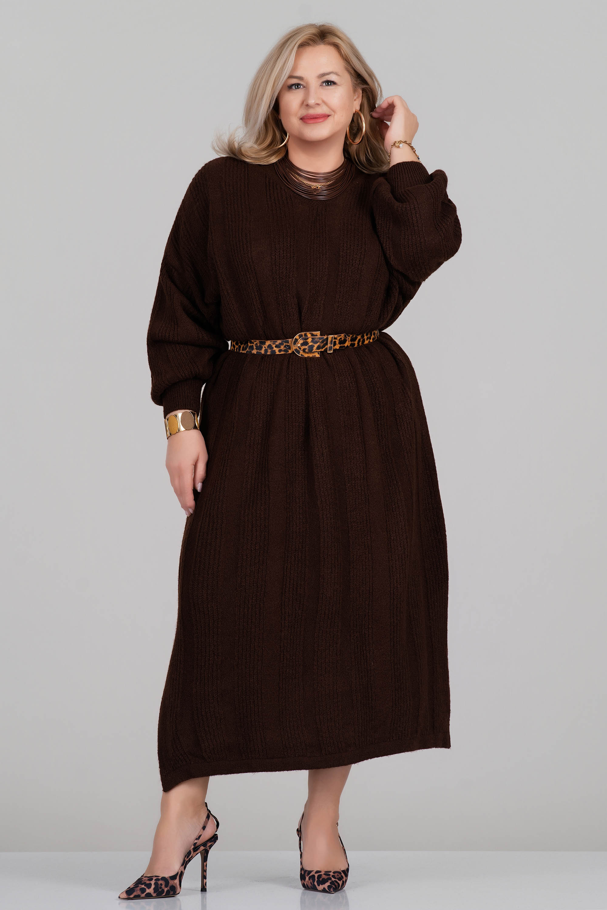 МАКСИ дълга плетена рокля в кафяво с остро деколте