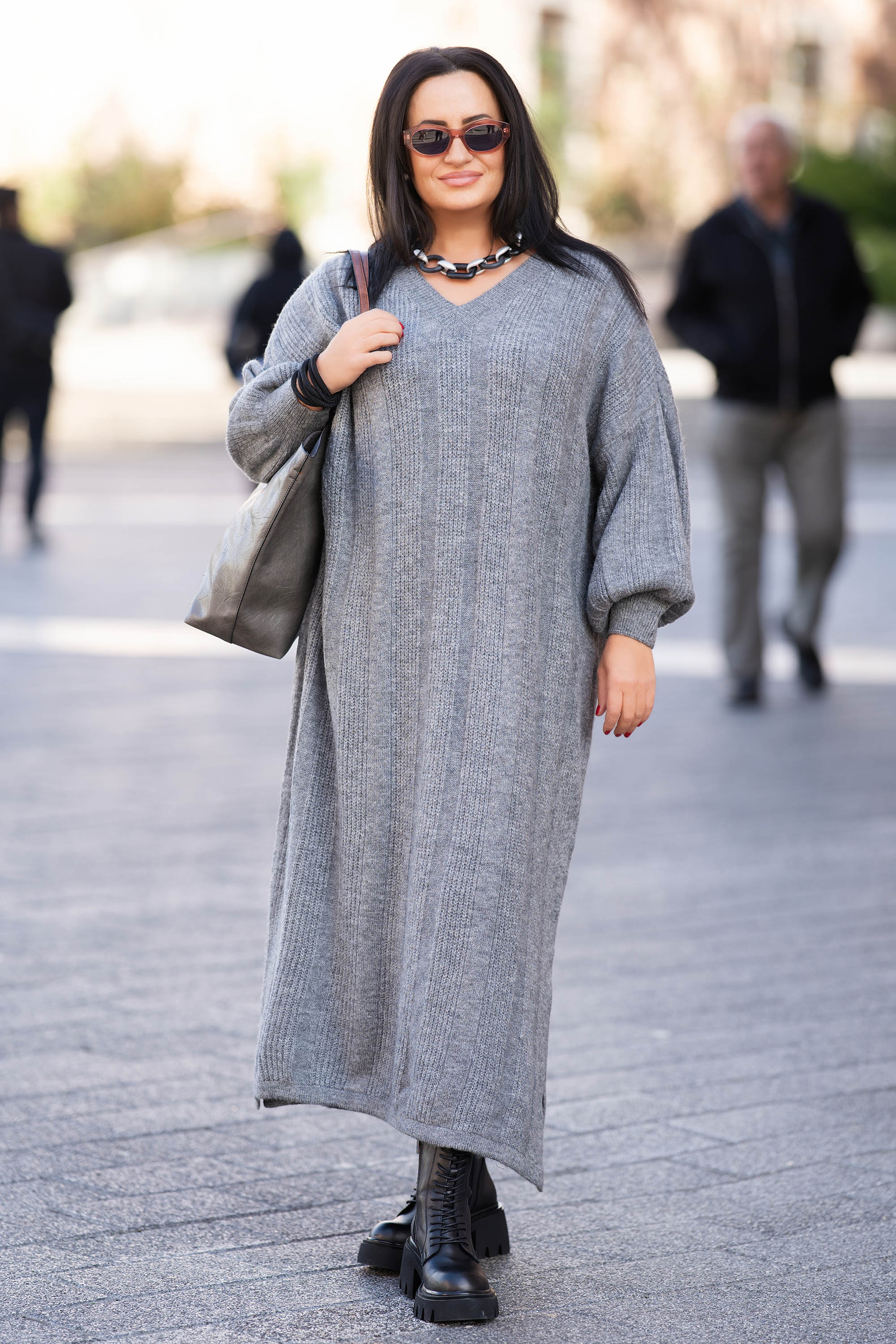 МАКСИ дълга плетена рокля в сиво с остро деколте