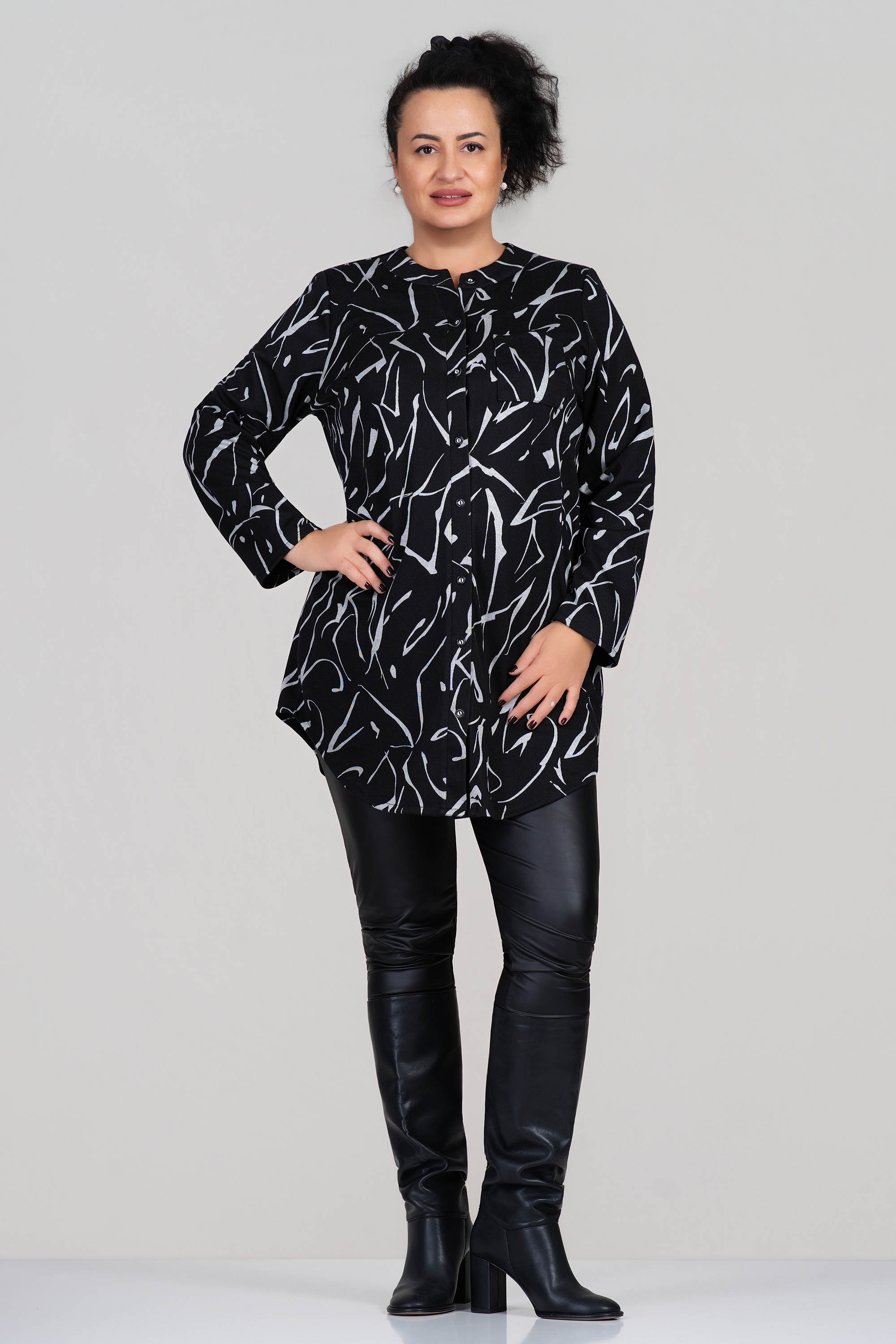 МАКСИ дълга риза с вълна в черно със светъл абстрактен принт