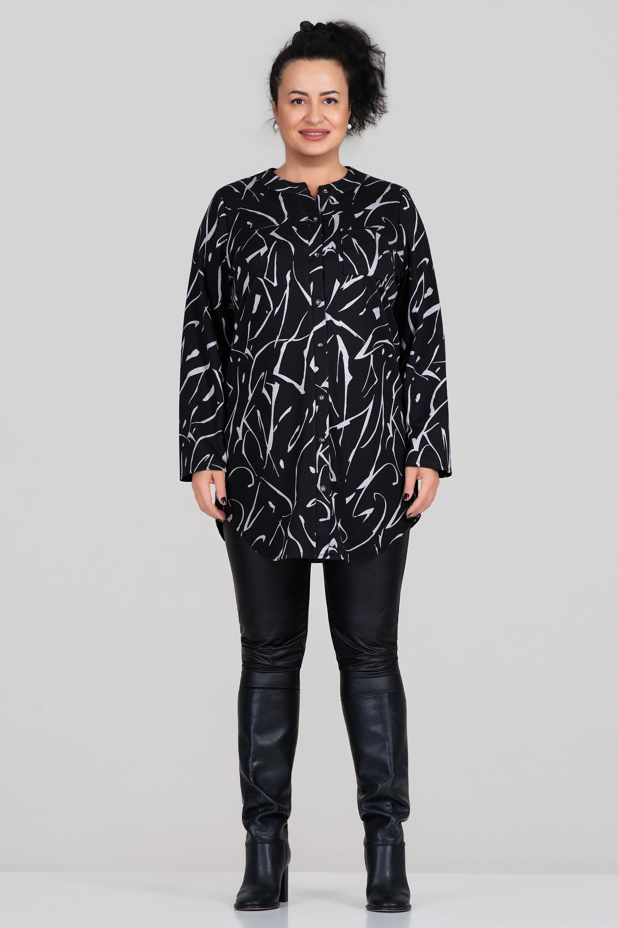 МАКСИ дълга риза с вълна в черно със светъл абстрактен принт