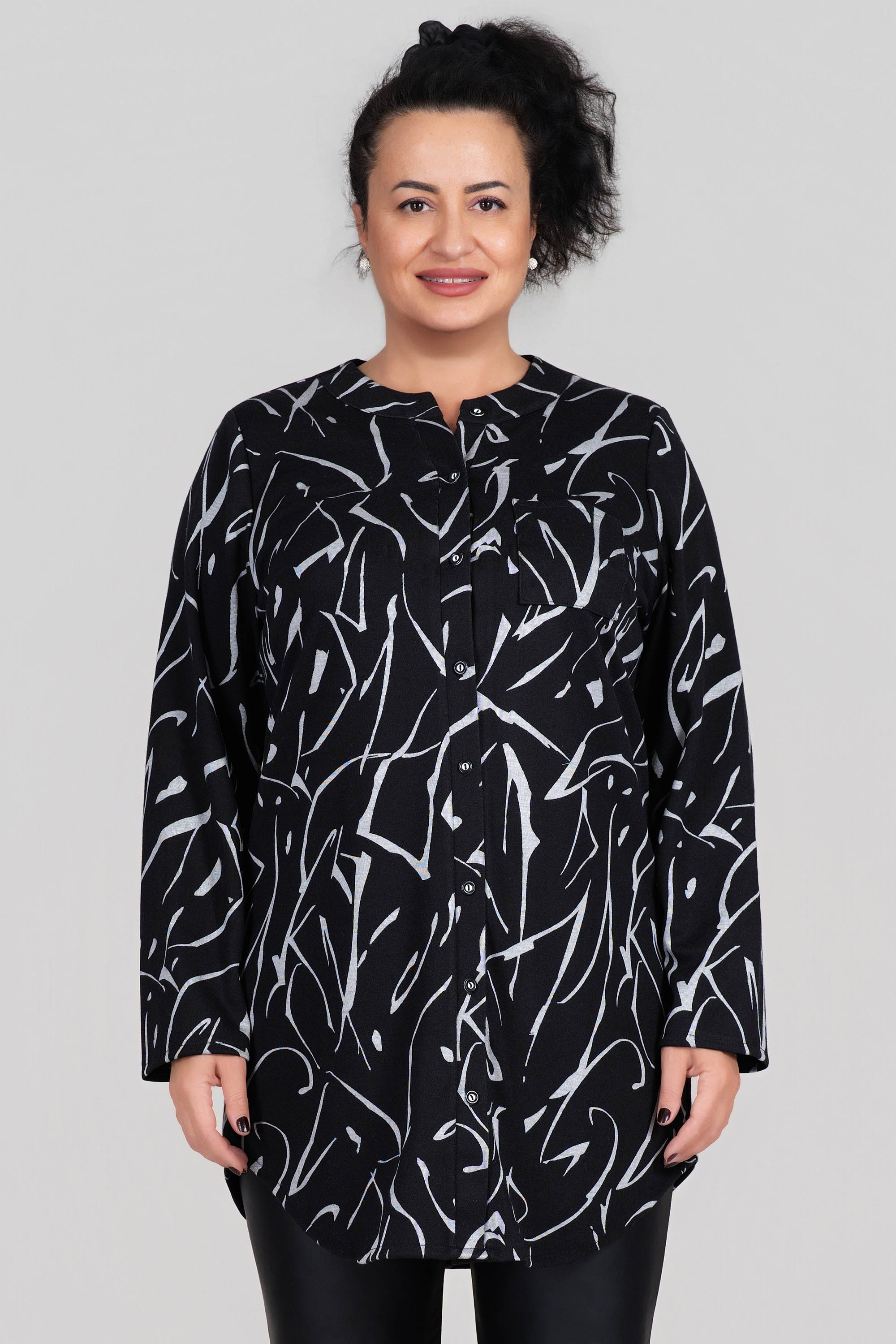 МАКСИ дълга риза с вълна в черно със светъл абстрактен принт