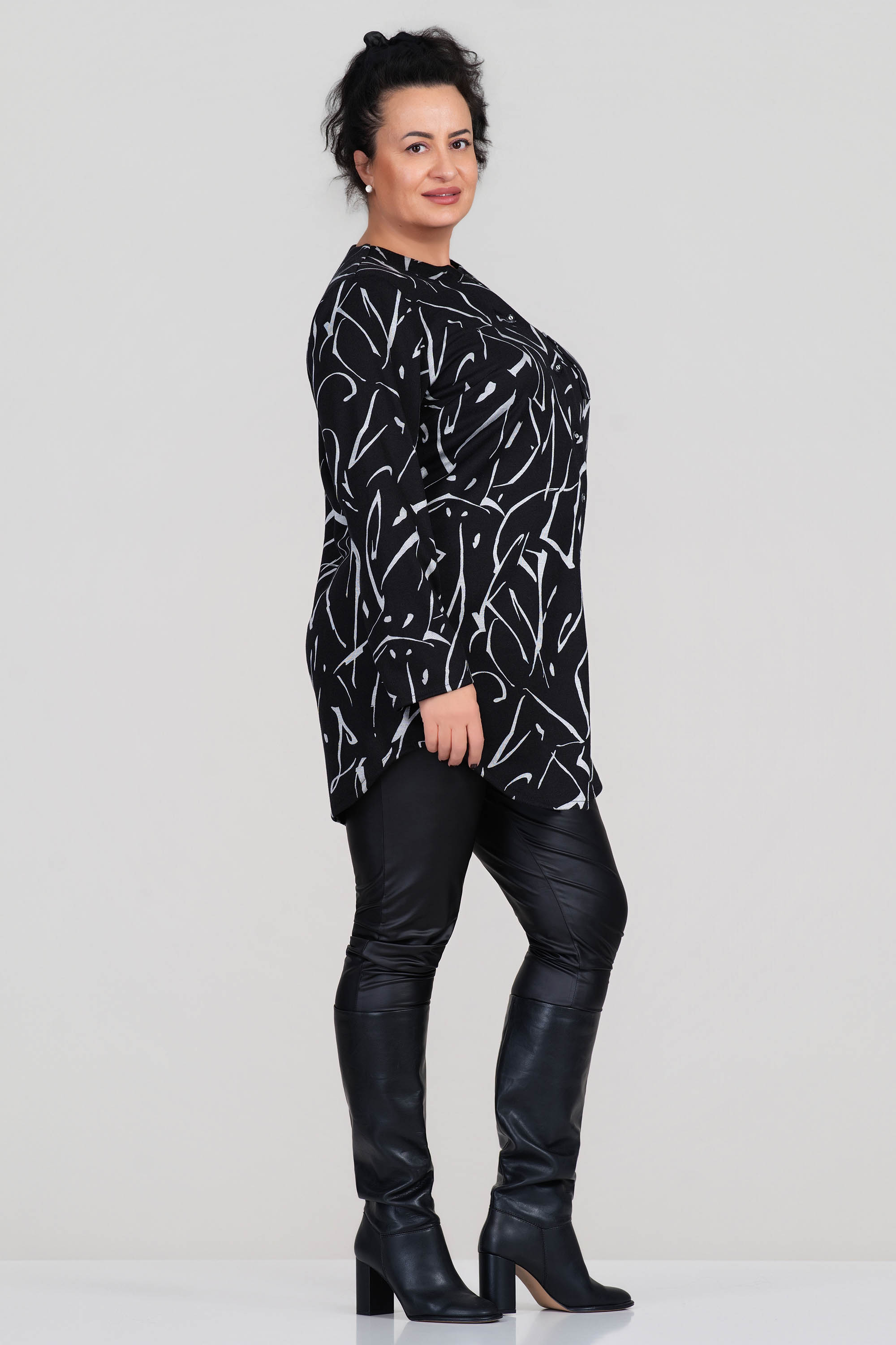 МАКСИ дълга риза с вълна в черно със светъл абстрактен принт