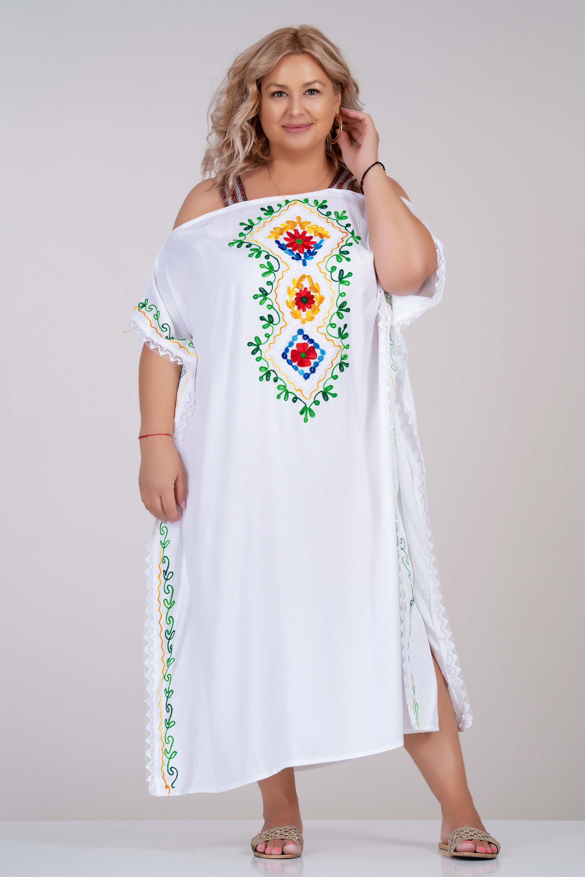 МАКСИ дълга рокля в бяло, тип пончо, с етно бродерия