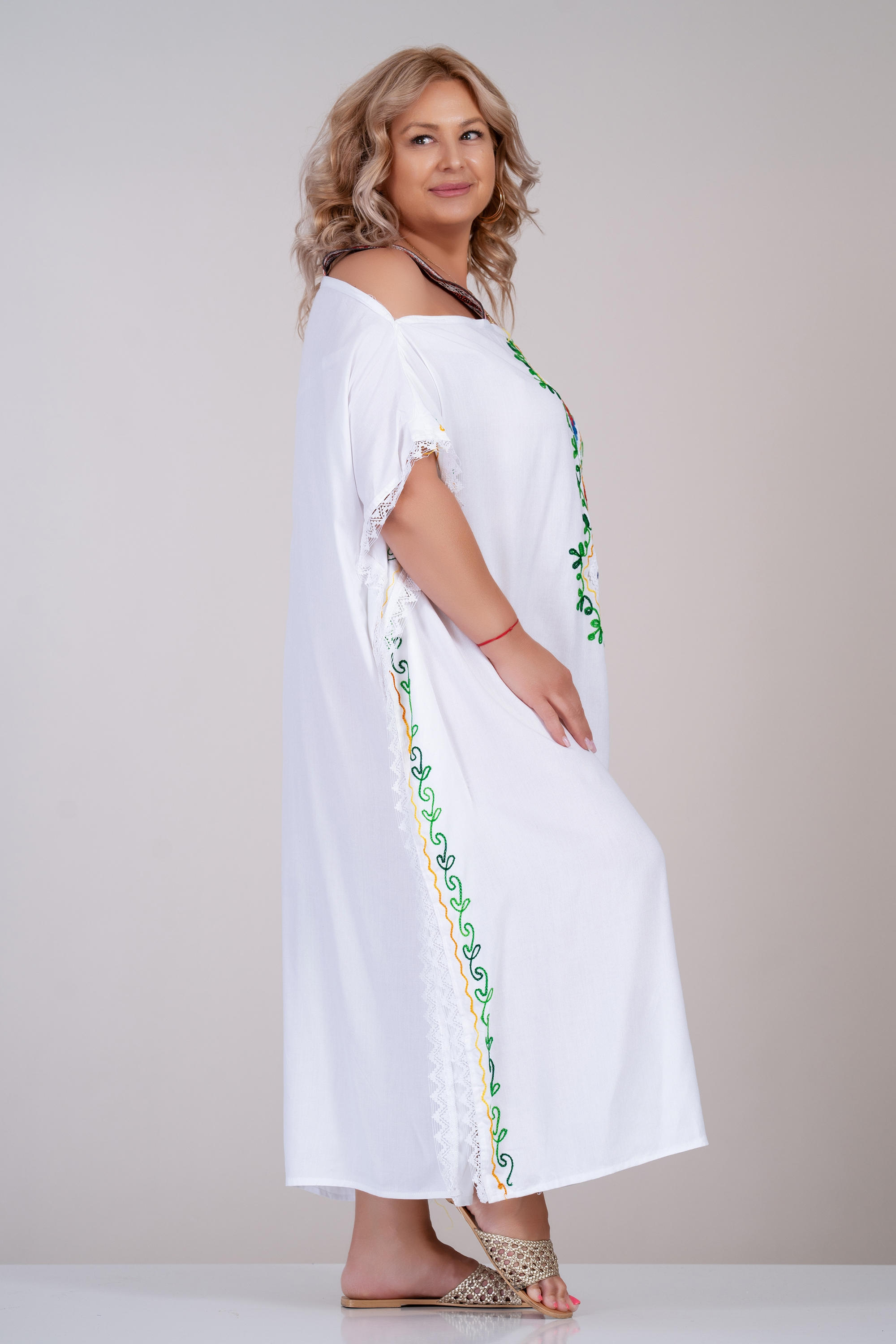 МАКСИ дълга рокля в бяло, тип пончо, с етно бродерия