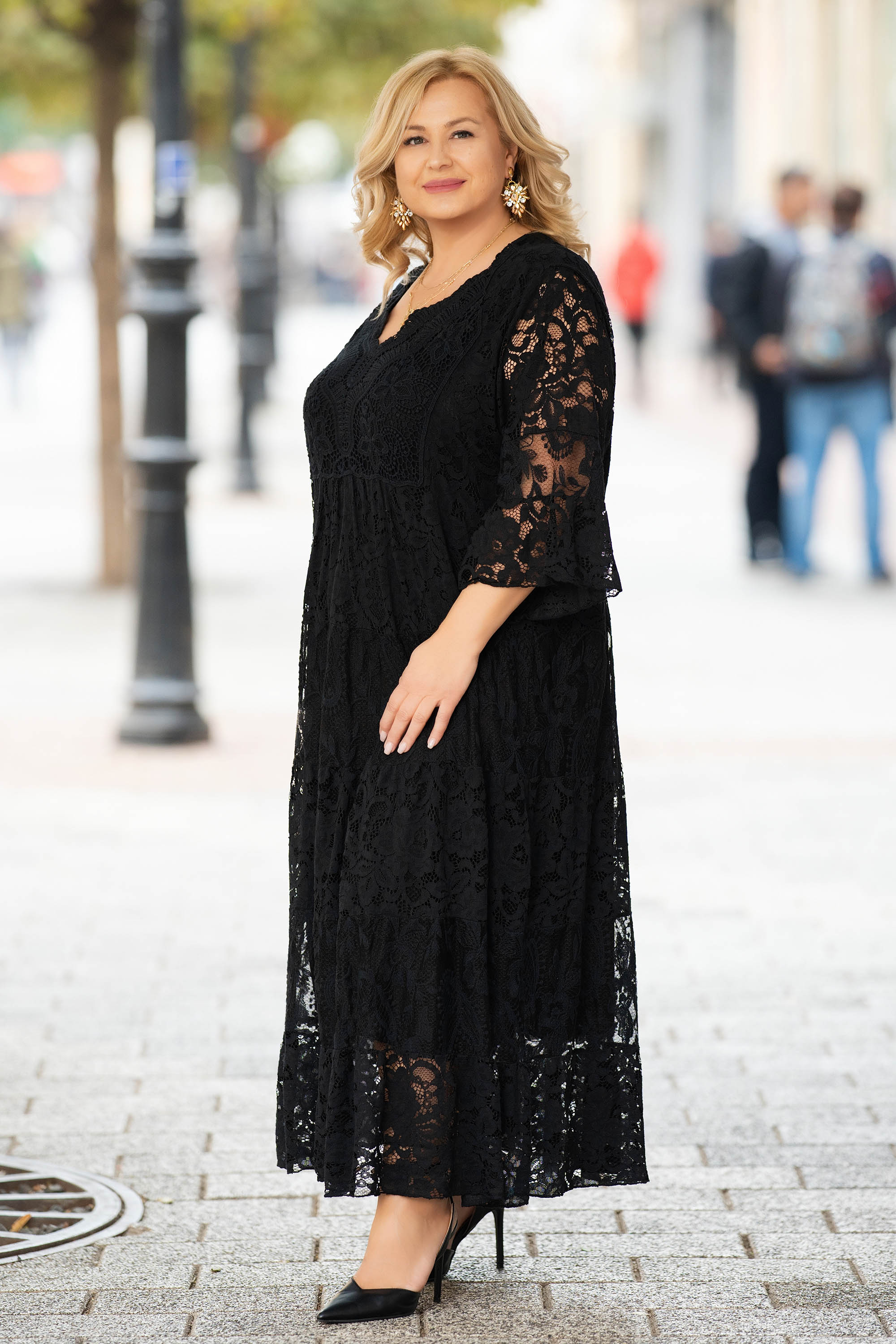 МАКСИ дълга рокля в черно с богата рязана дантела