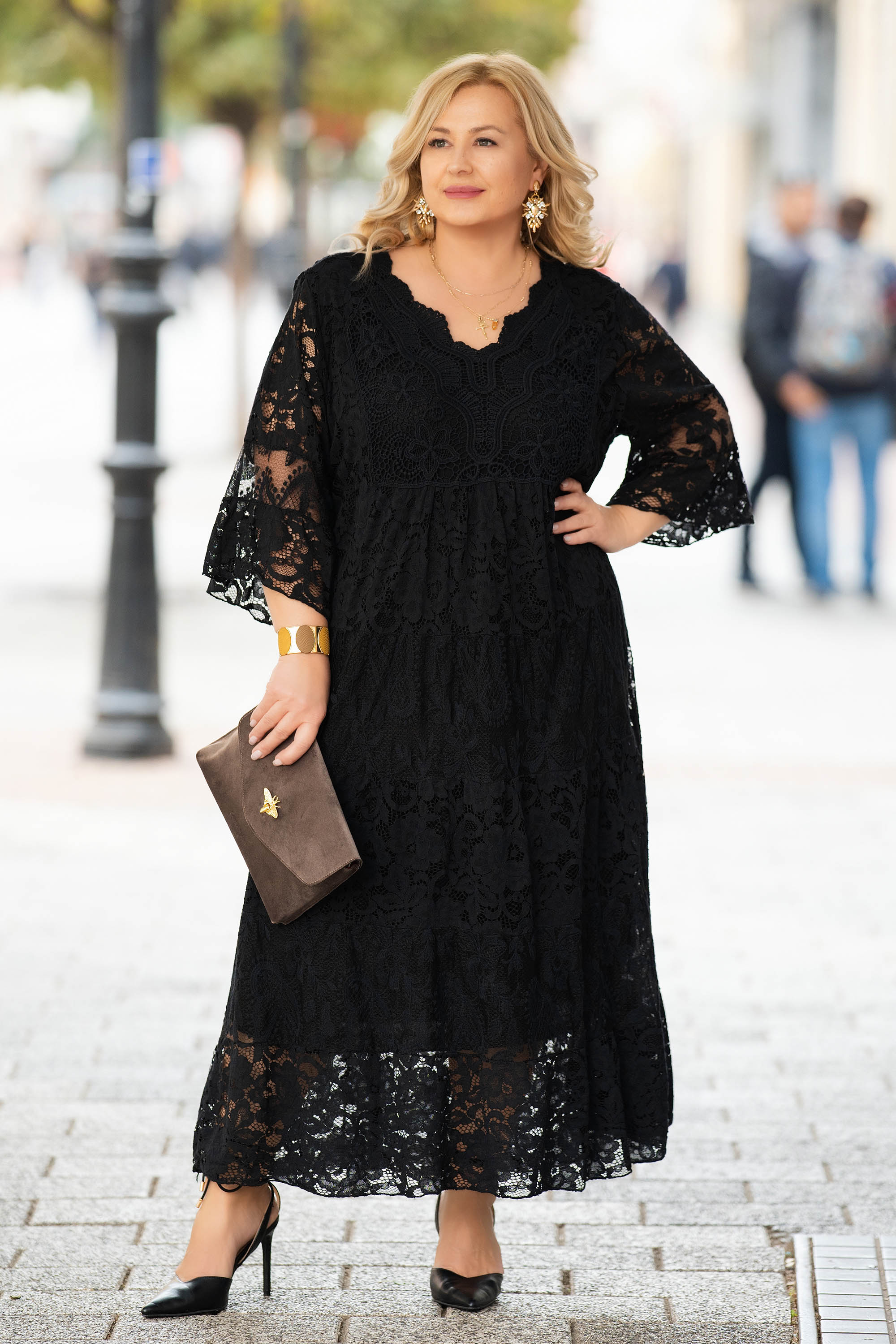 МАКСИ дълга рокля в черно с богата рязана дантела