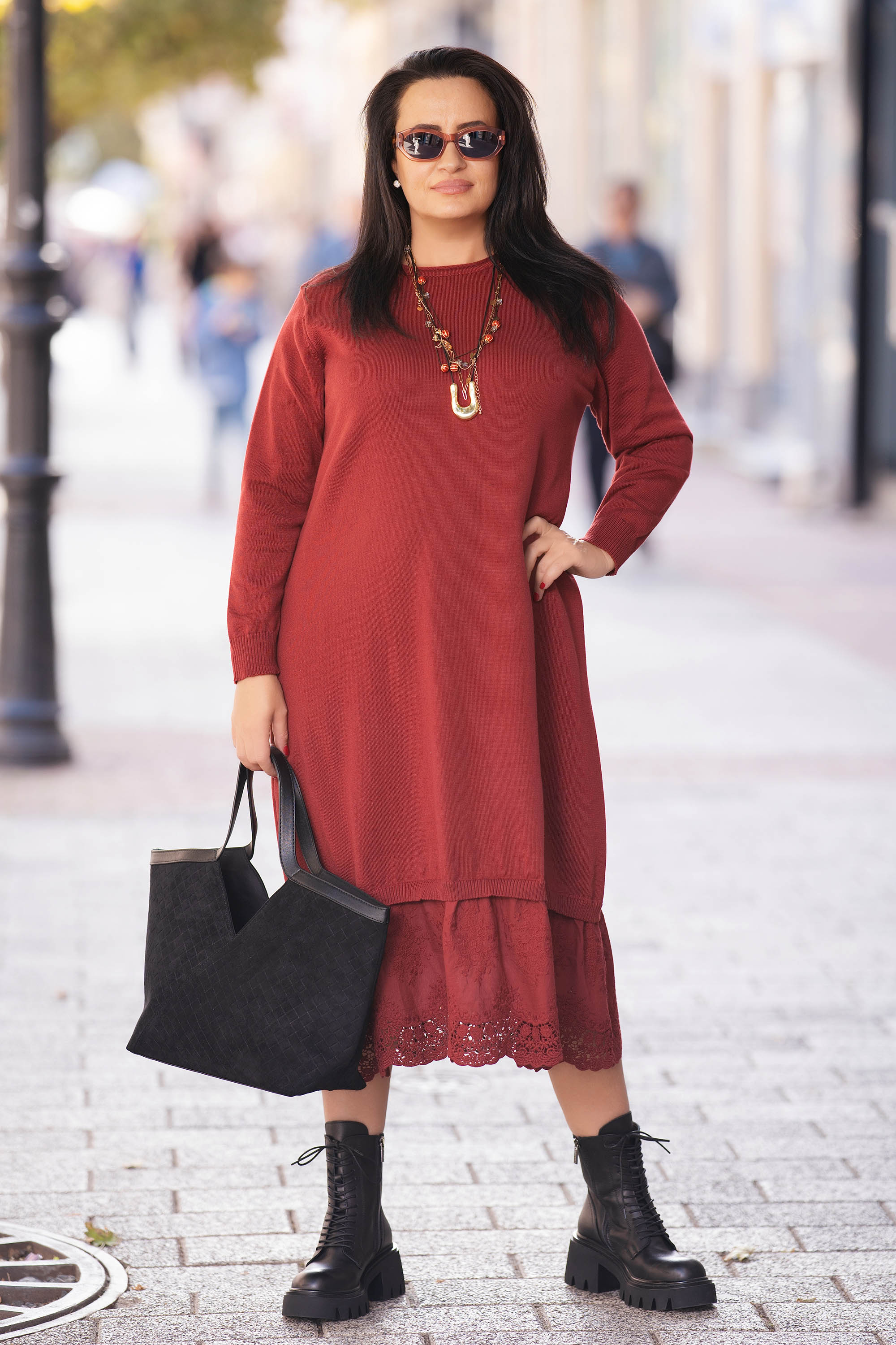 МАКСИ дълга рокля в червено с платка дантела в края